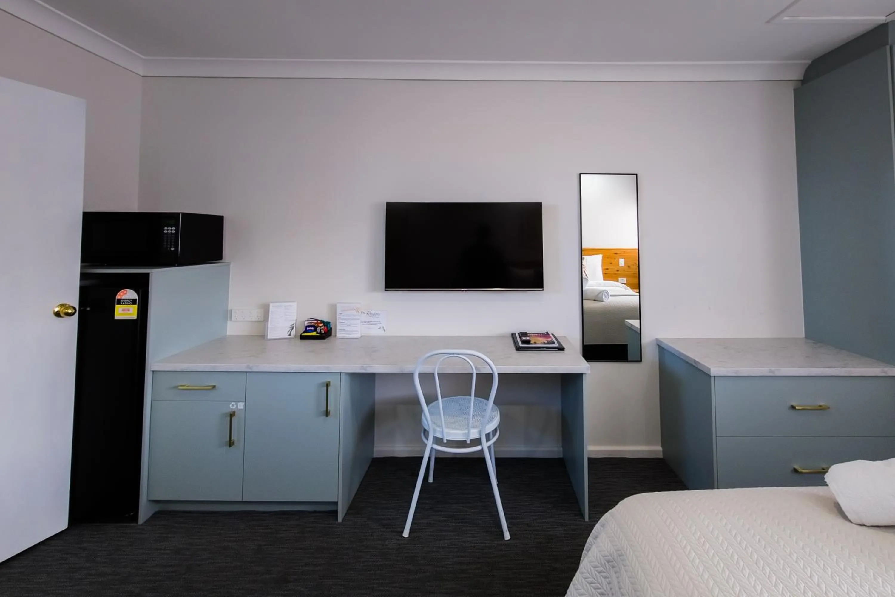 Kitchen or kitchenette, Bed in Roydons Motor Inn