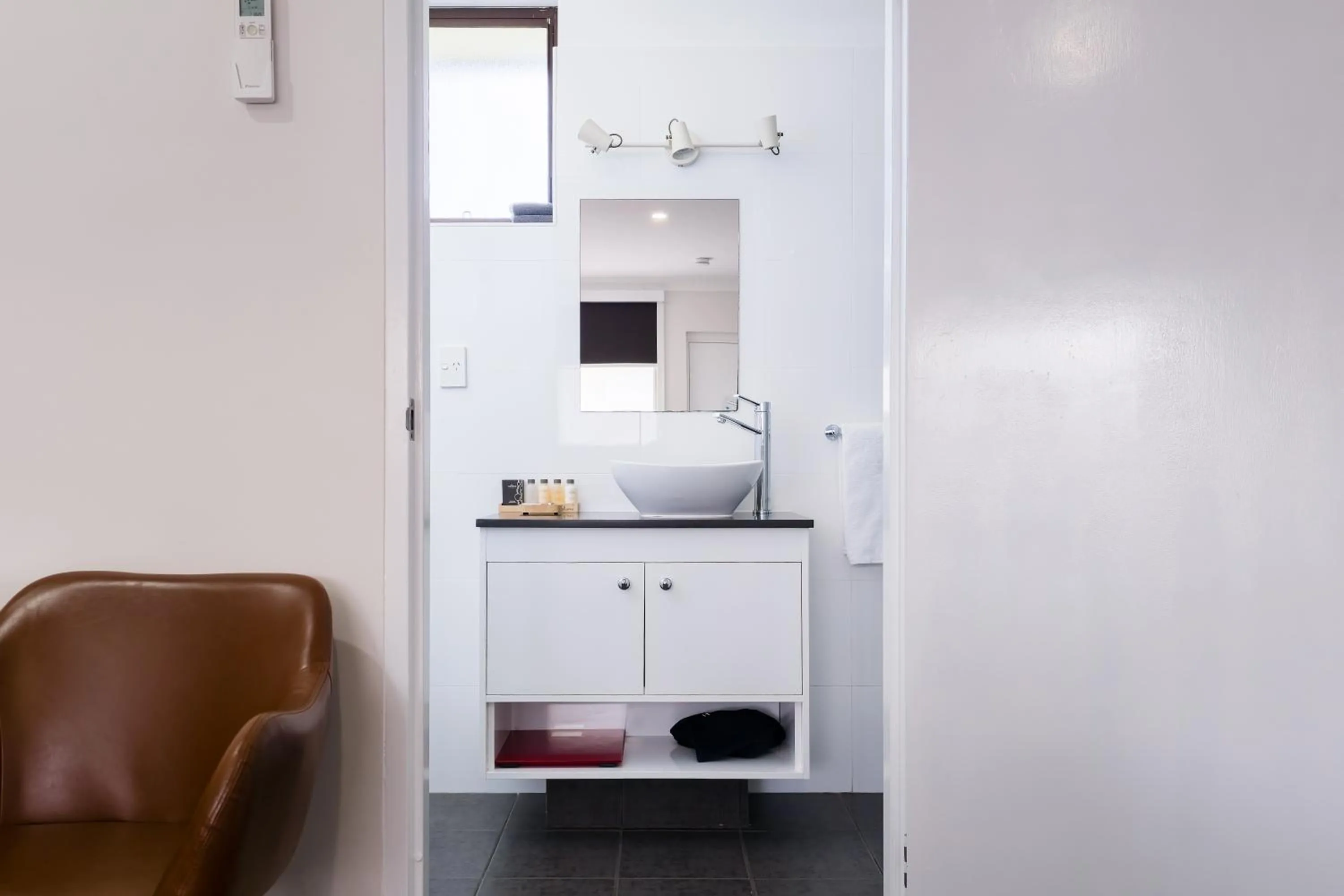 Bathroom in Roydons Motor Inn