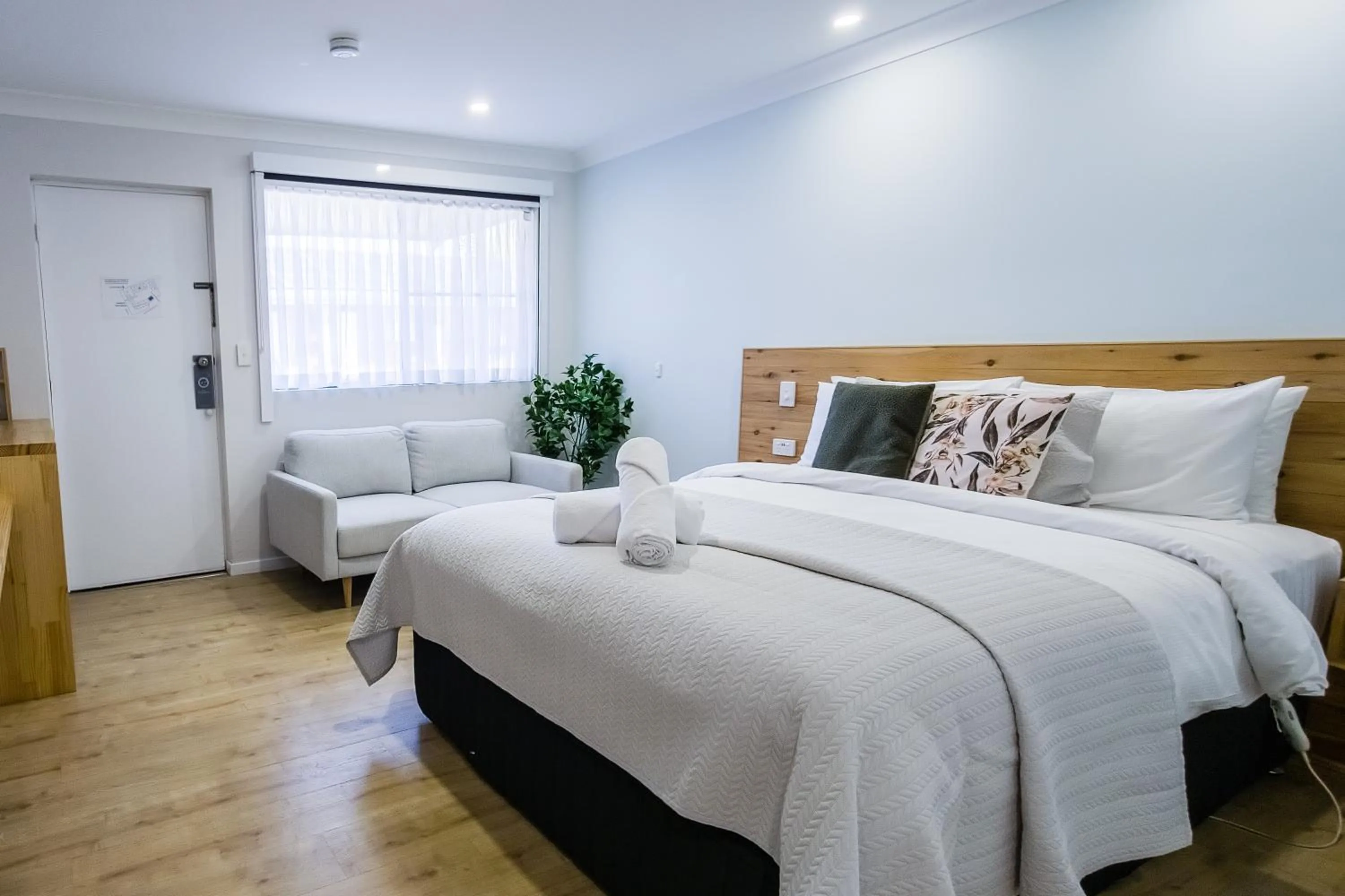 Photo of the whole room, Bed in Roydons Motor Inn