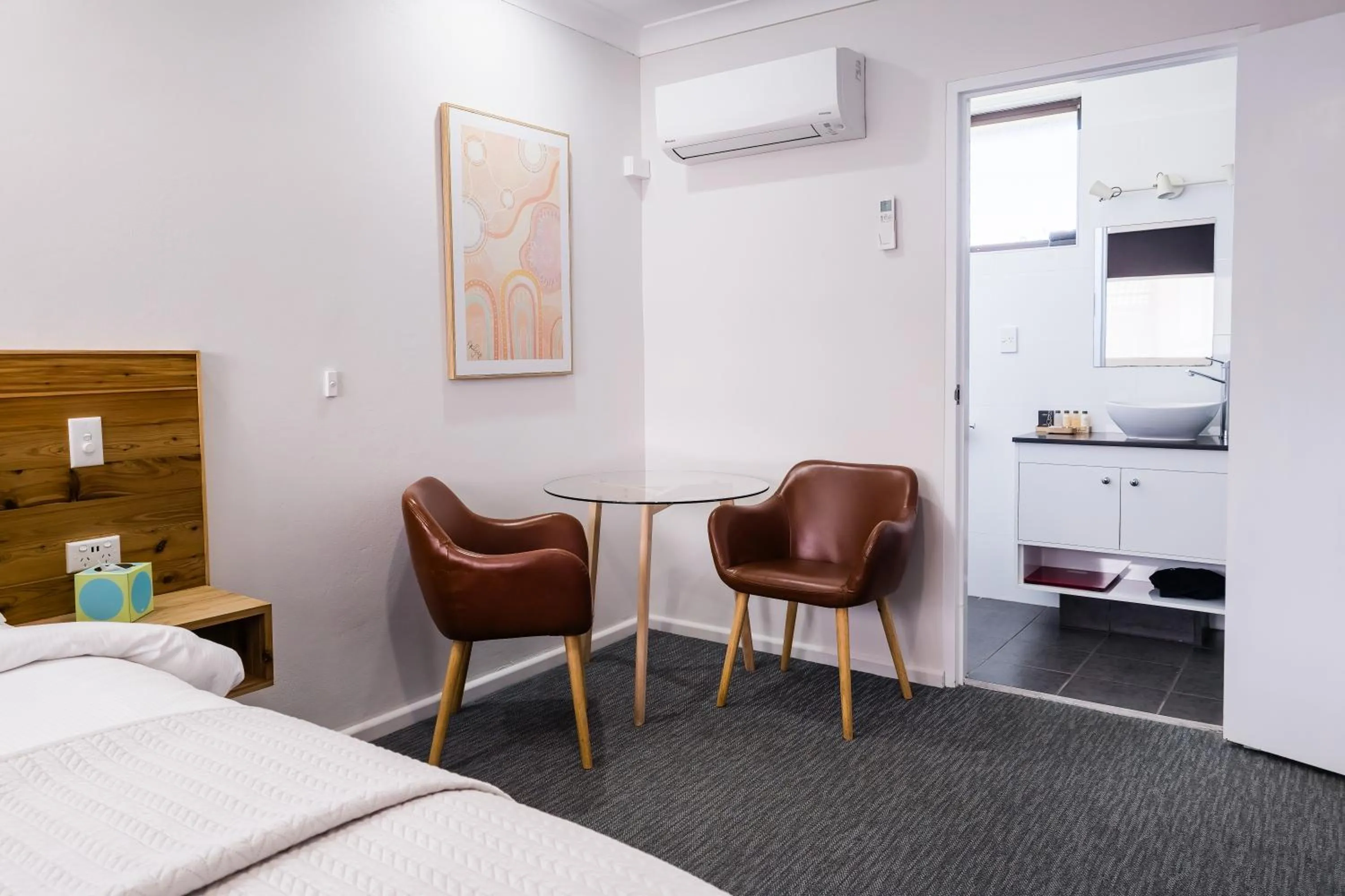 Dining area, Bed in Roydons Motor Inn