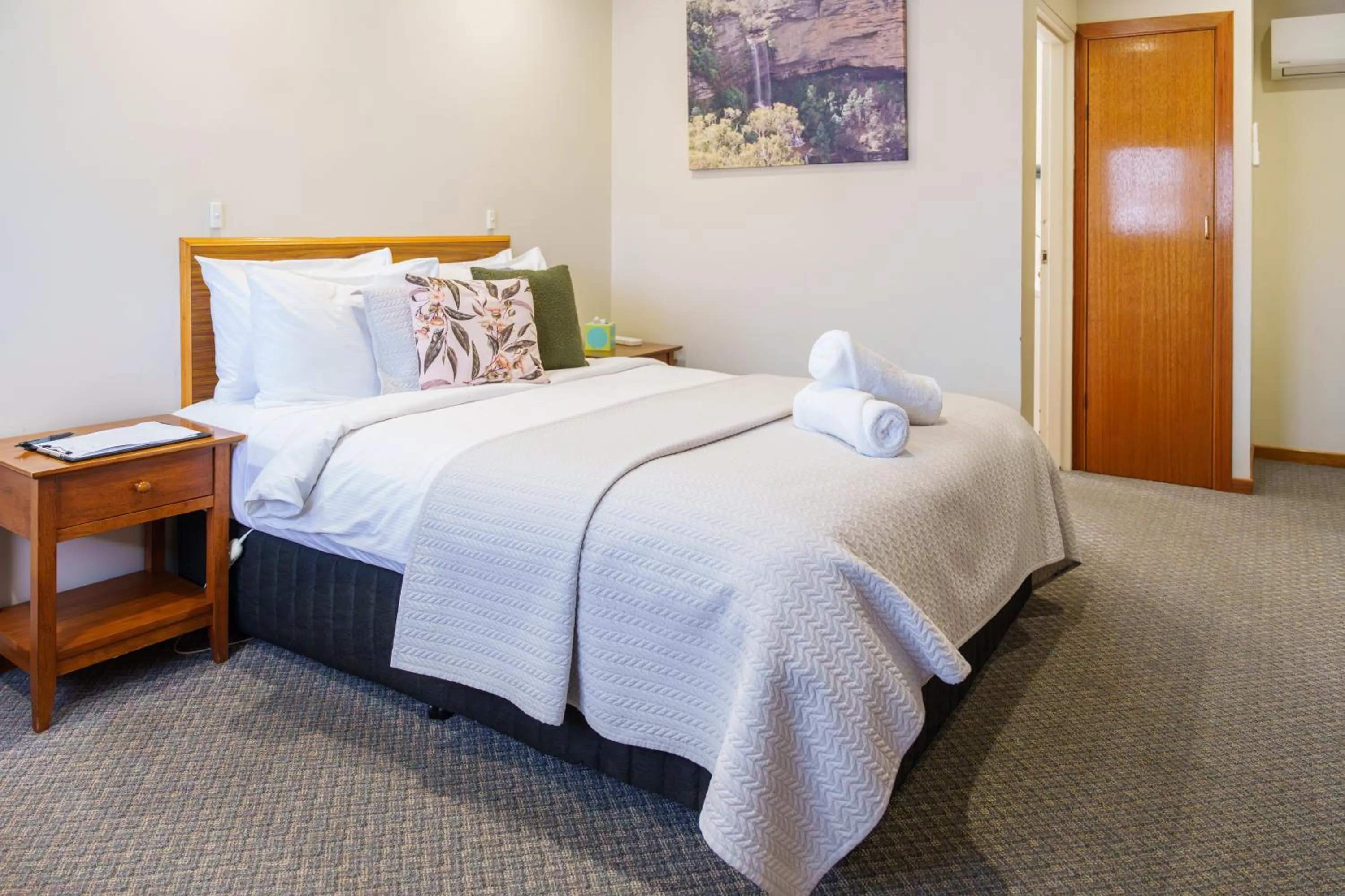 Bedroom, Bed in Roydons Motor Inn