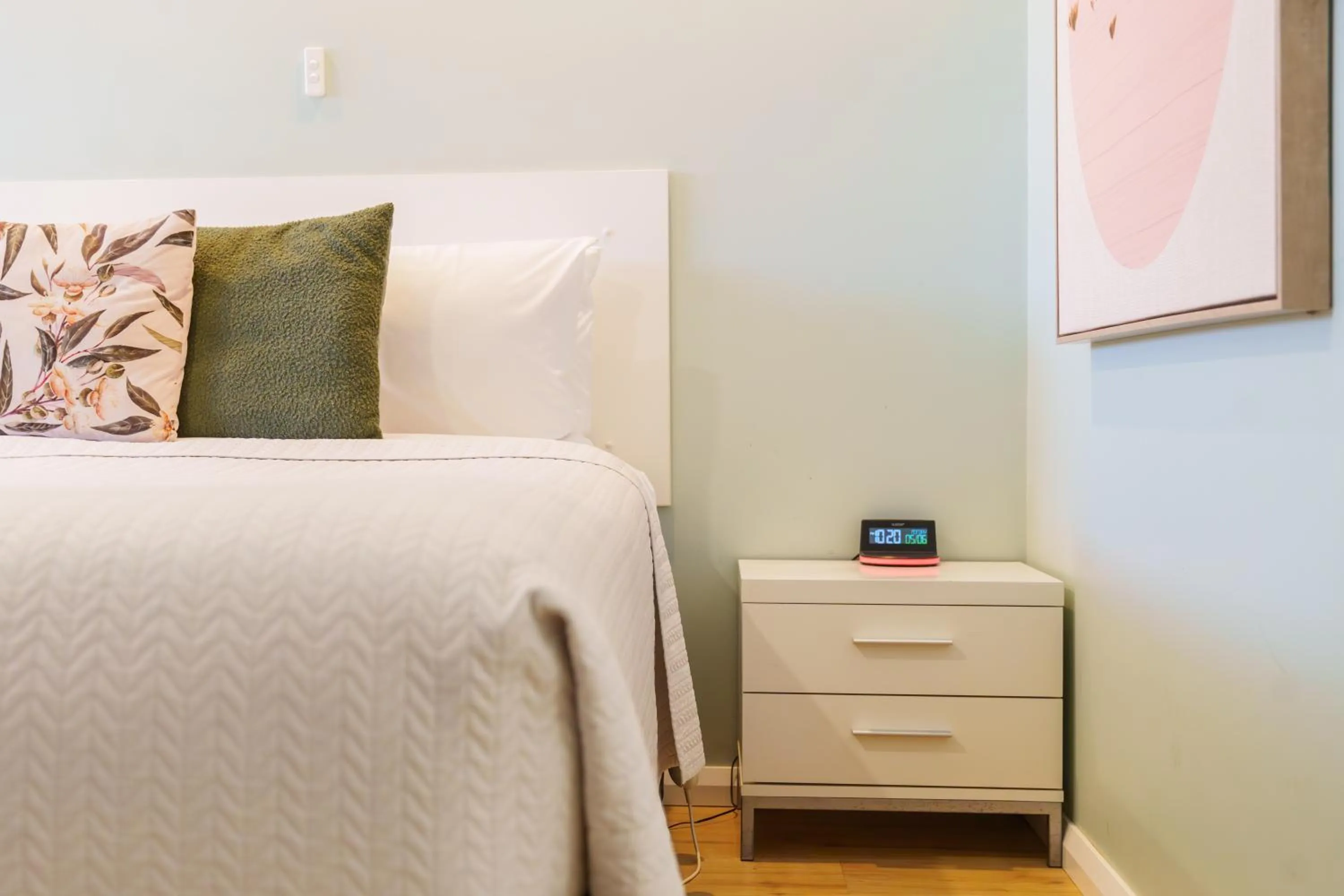 Bed in Roydons Motor Inn