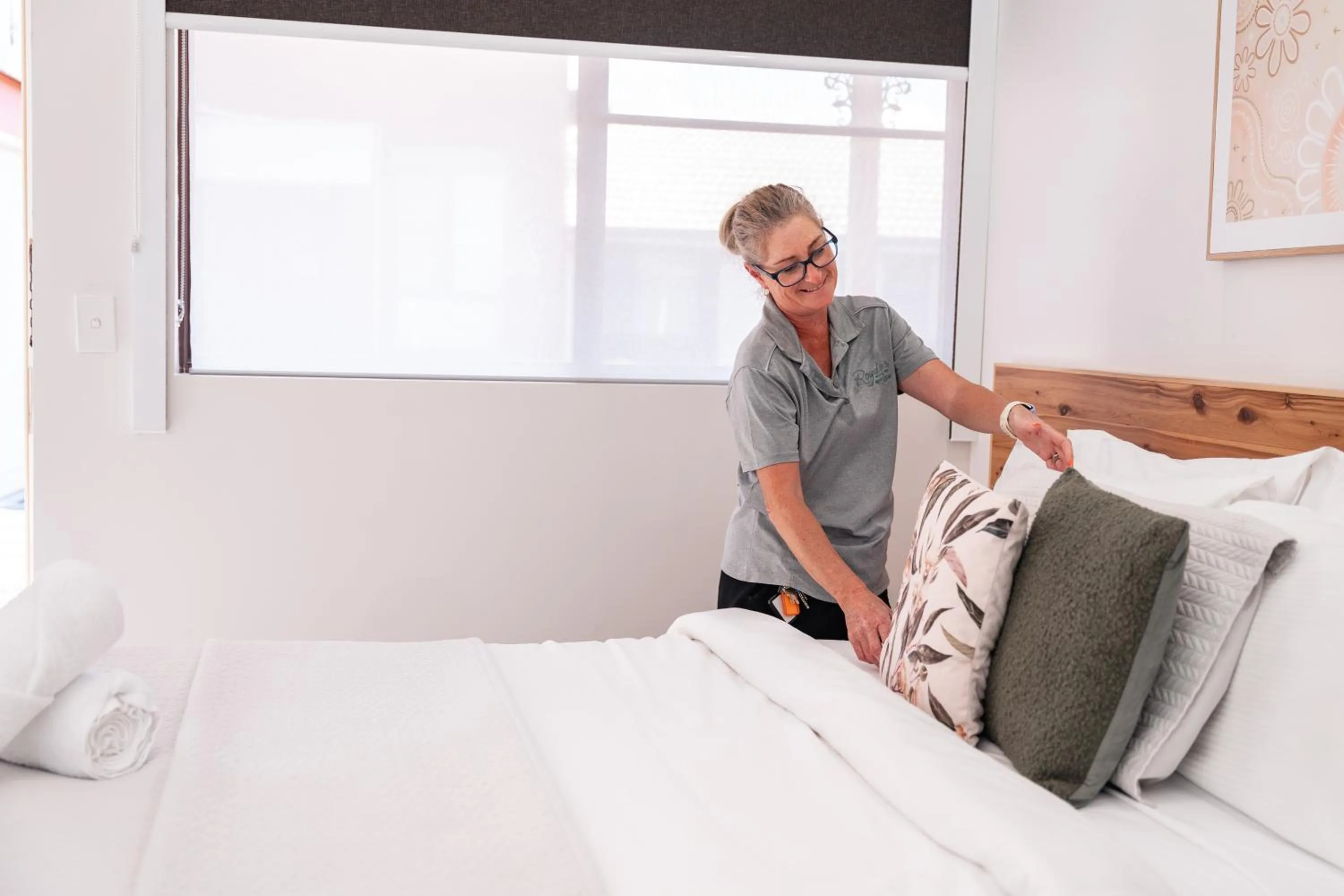 People, Bed in Roydons Motor Inn