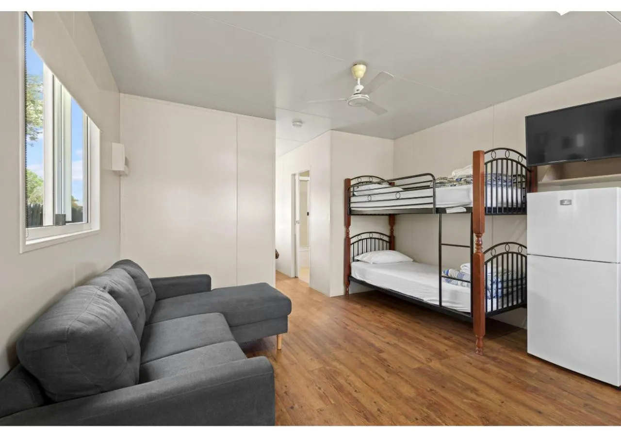 Living room, Bed in Discovery Parks - Ayr