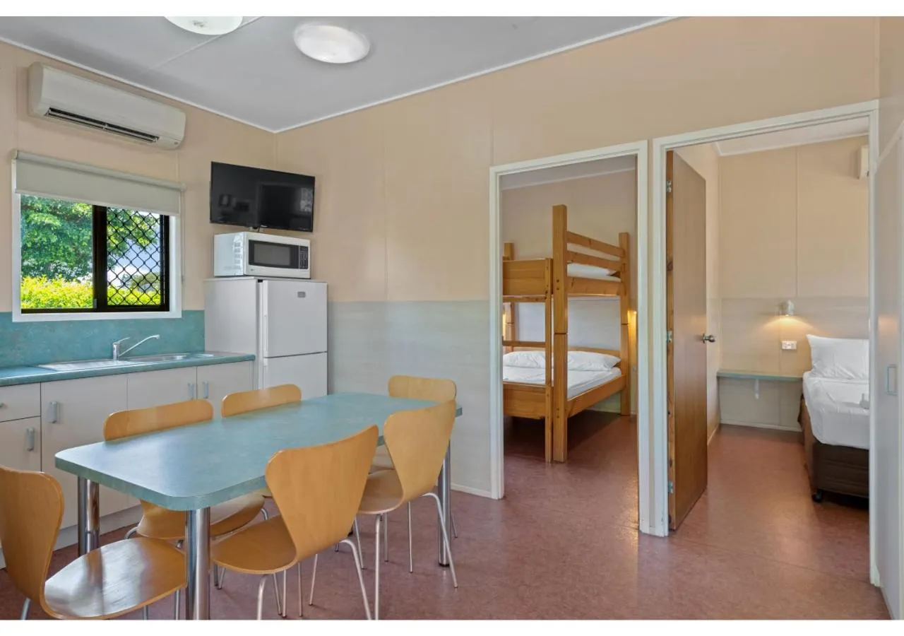 Kitchen or kitchenette, Bed in Discovery Parks - Ayr