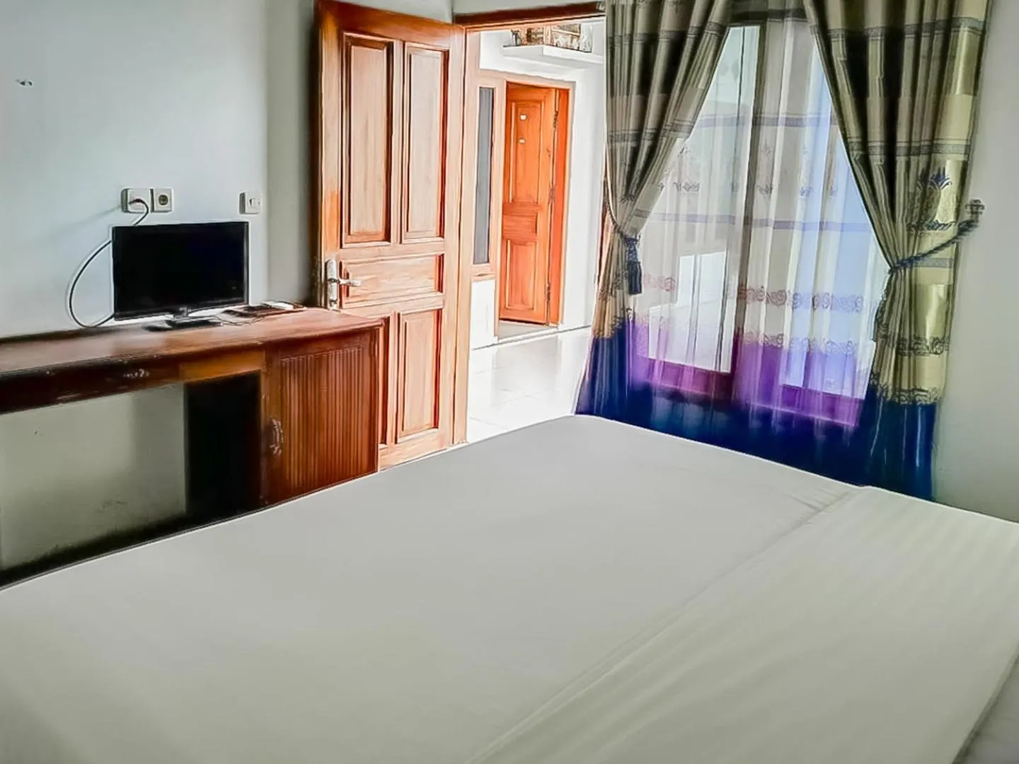 Bathroom, Bed in RedDoorz Syariah near Sunrise Park Pangandaran