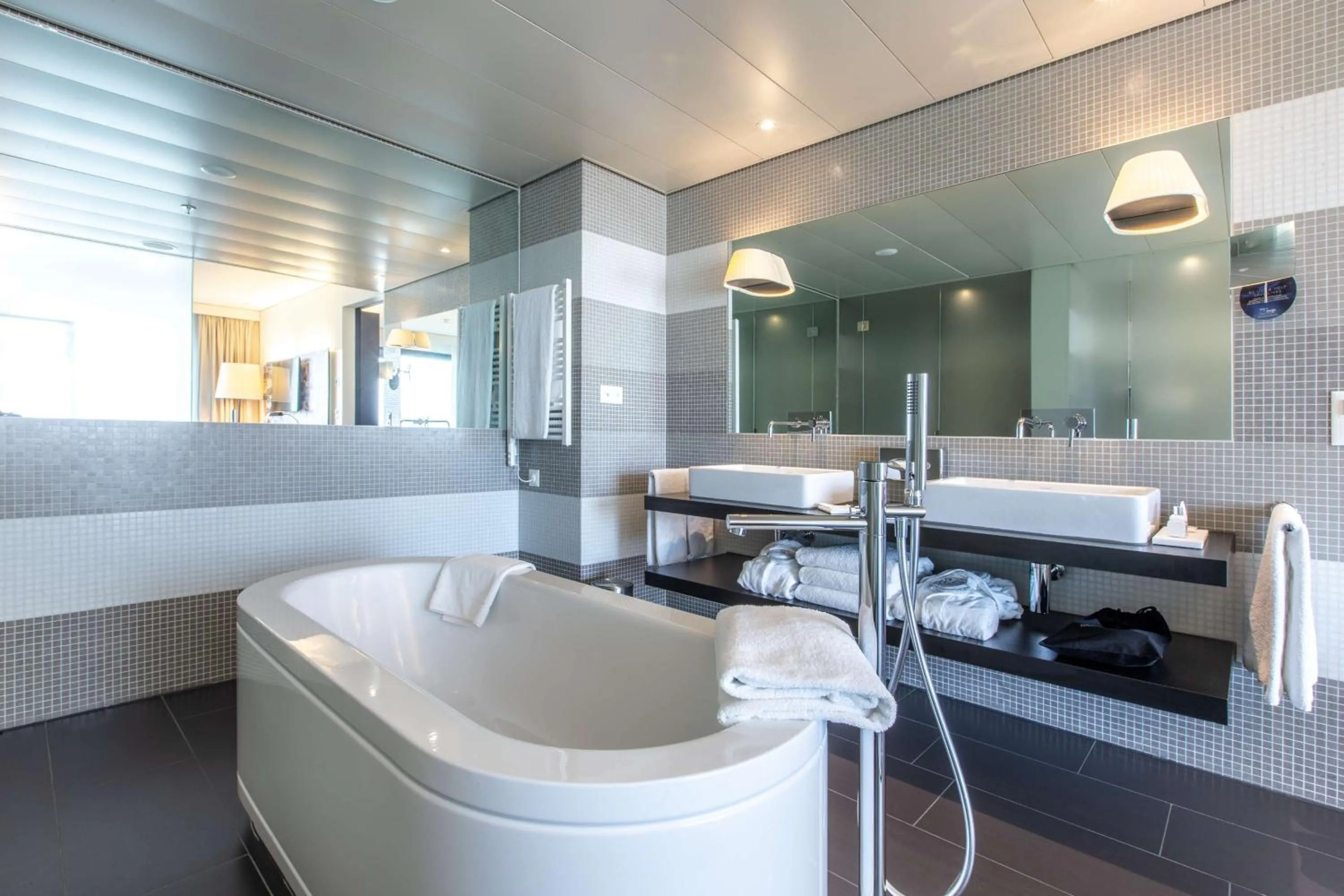 Bathroom in Radisson Blu Hotel Zurich Airport