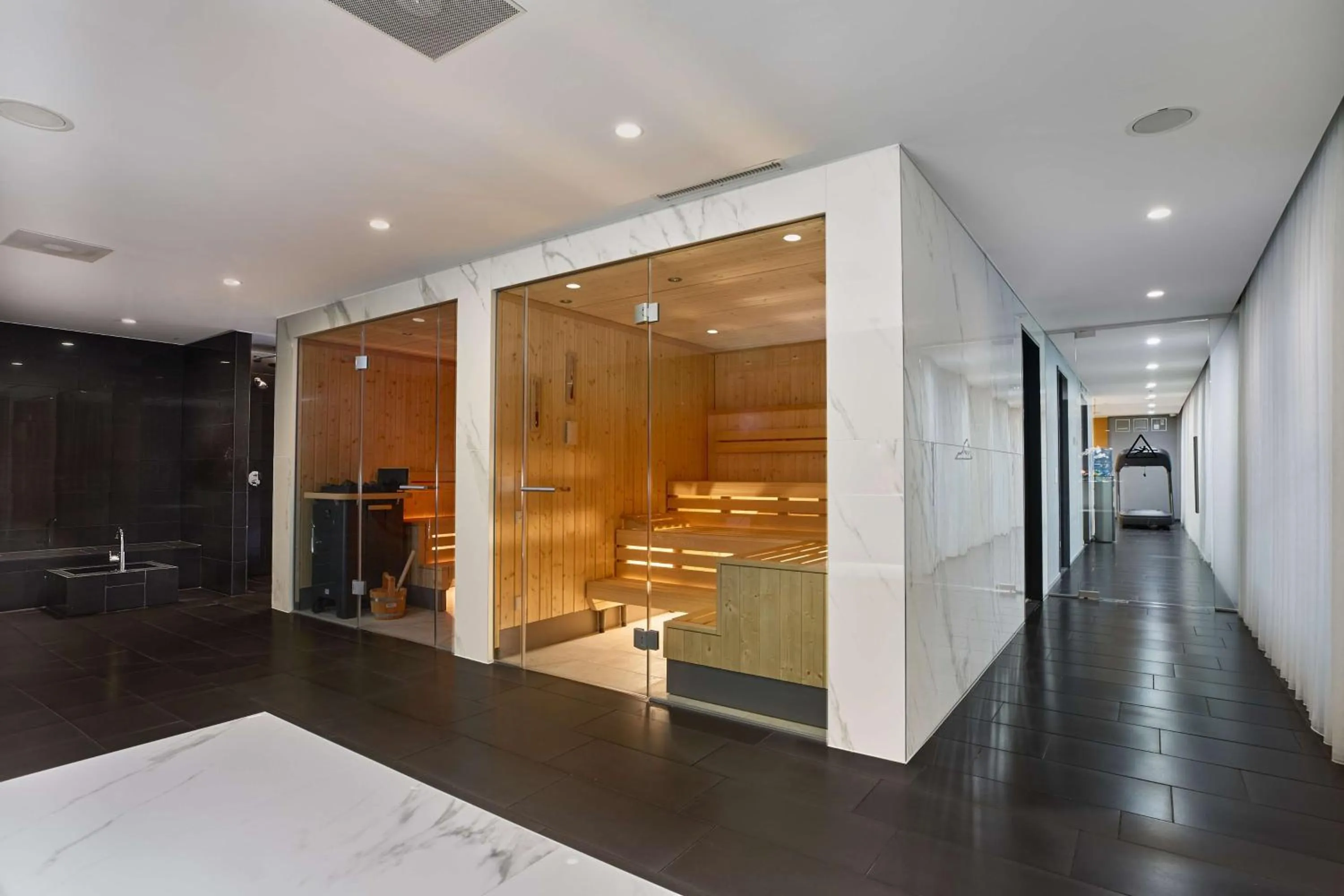 Spa and wellness centre/facilities, Bed in Radisson Blu Hotel Zurich Airport