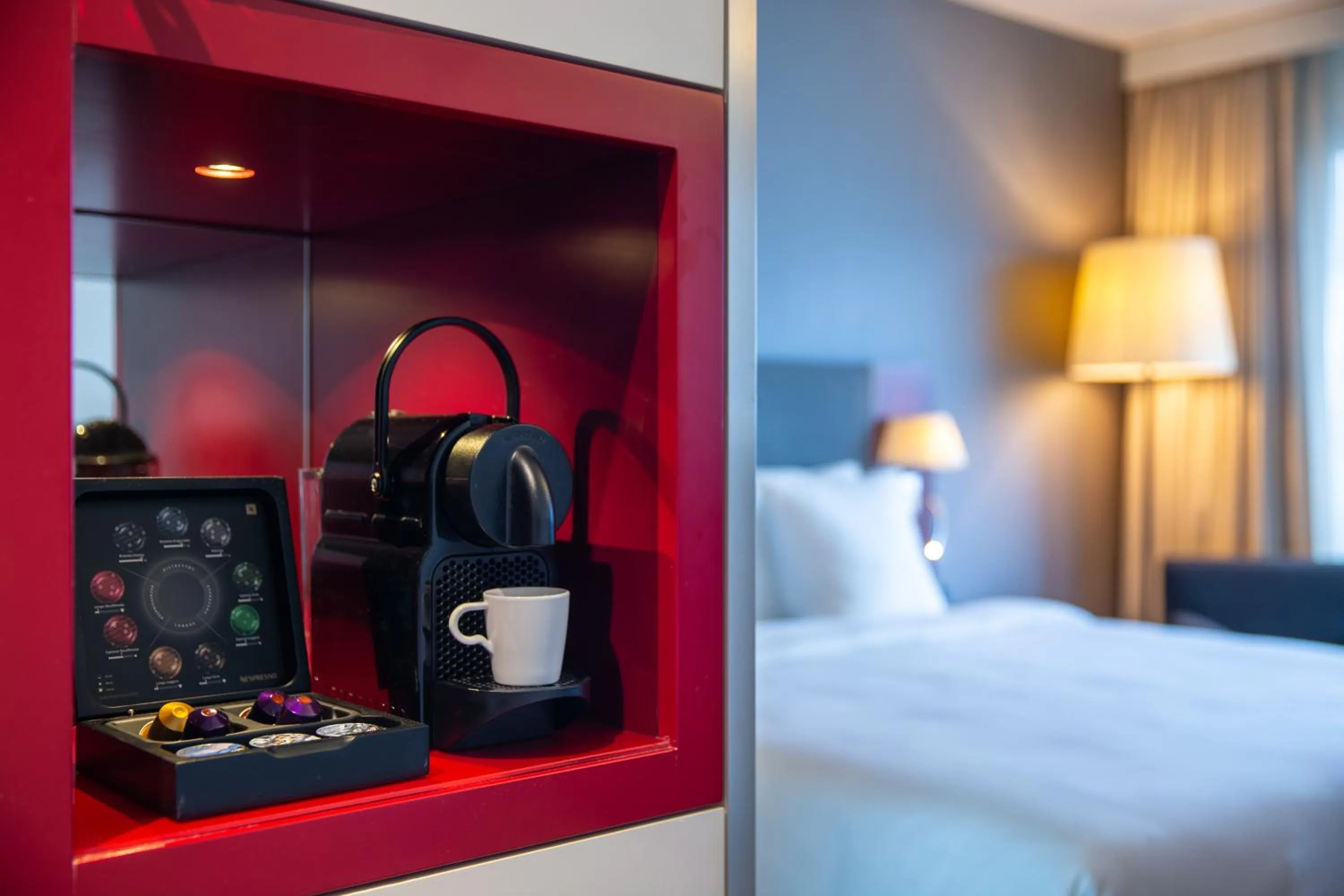 Coffee/tea facilities, Bed in Radisson Blu Hotel Zurich Airport