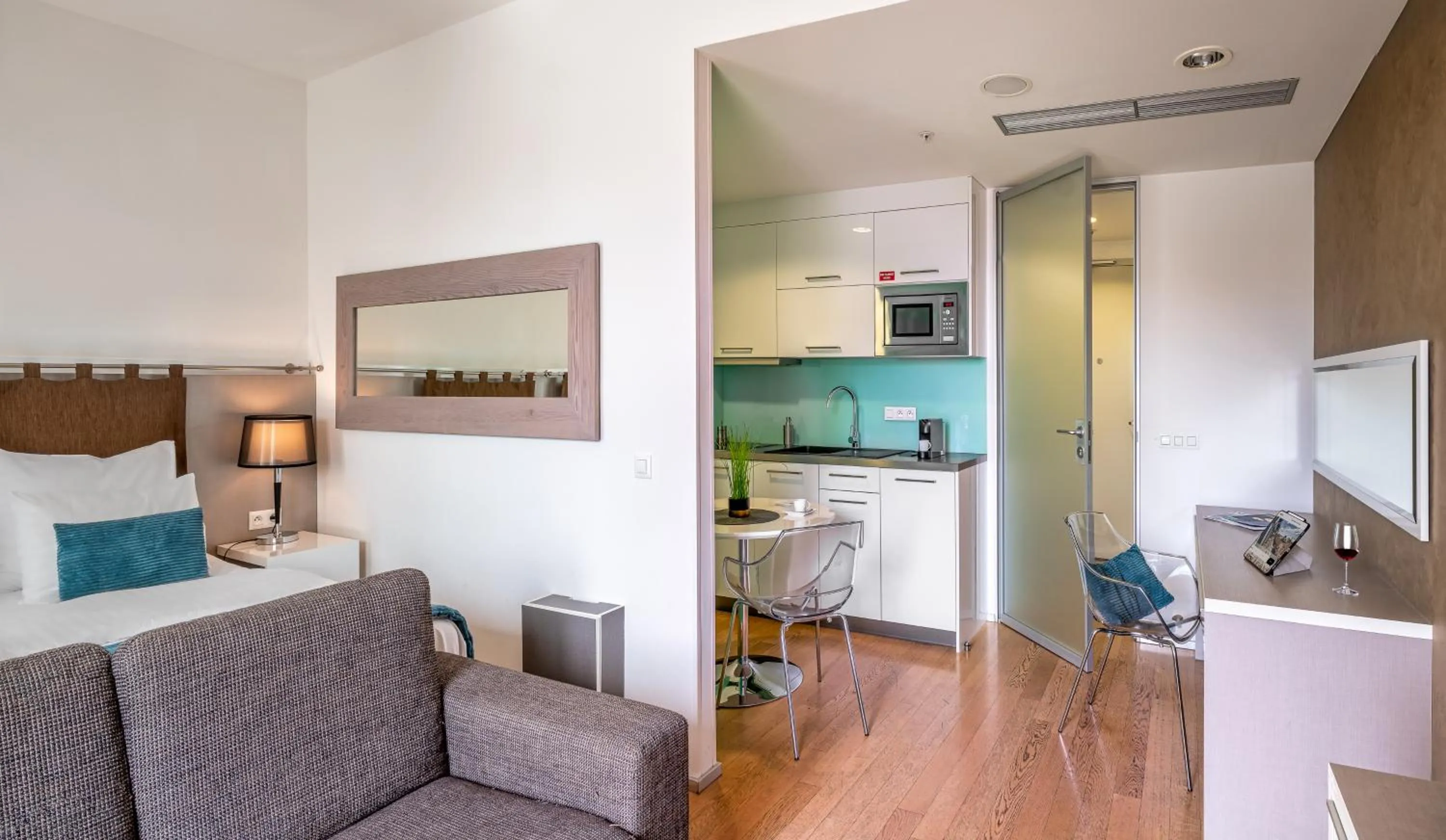 Kitchen or kitchenette in VN3 Terraces Suites by Adrez