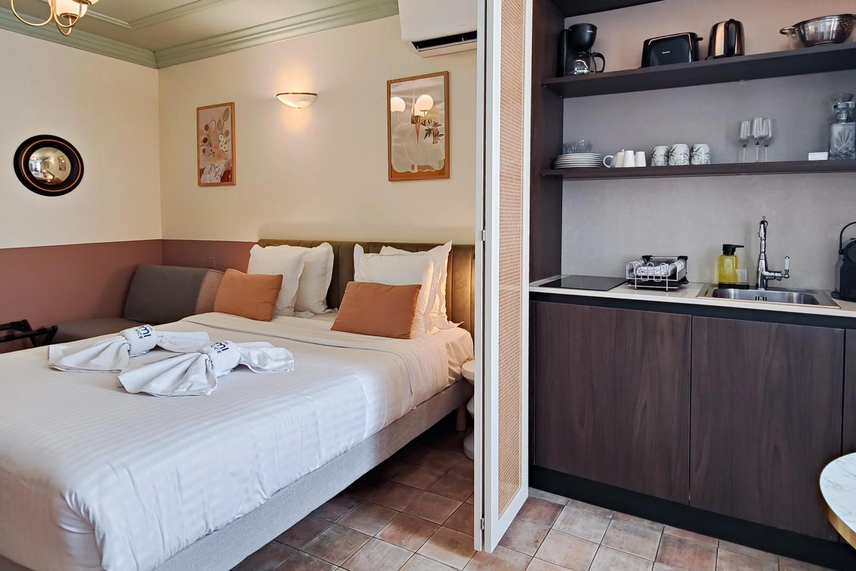Kitchen or kitchenette, Bed in Hotel Aparthotel AMMI Vieux Nice