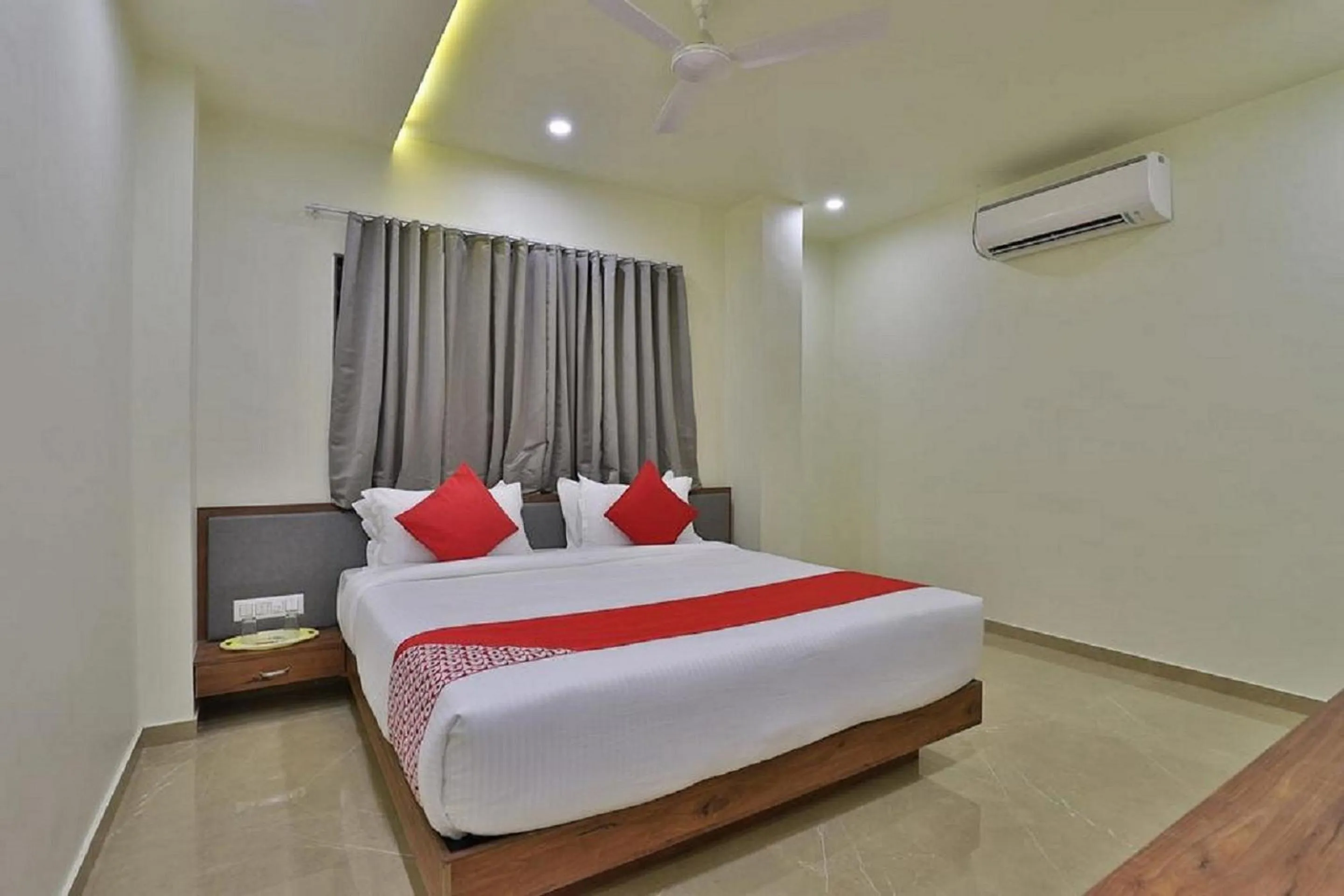 Bedroom, Bed in Hotel Kuber