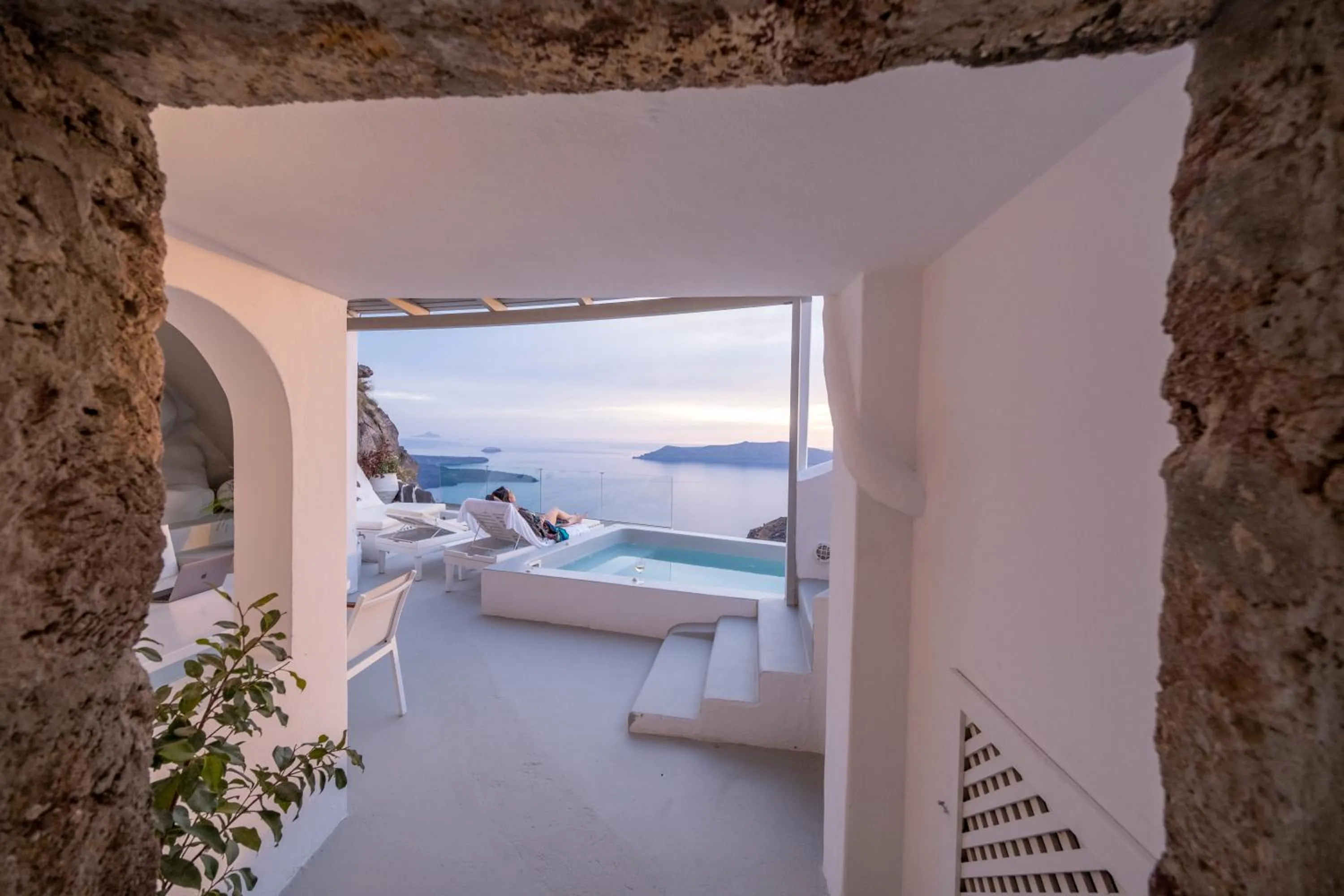 Anemos Cave Suites