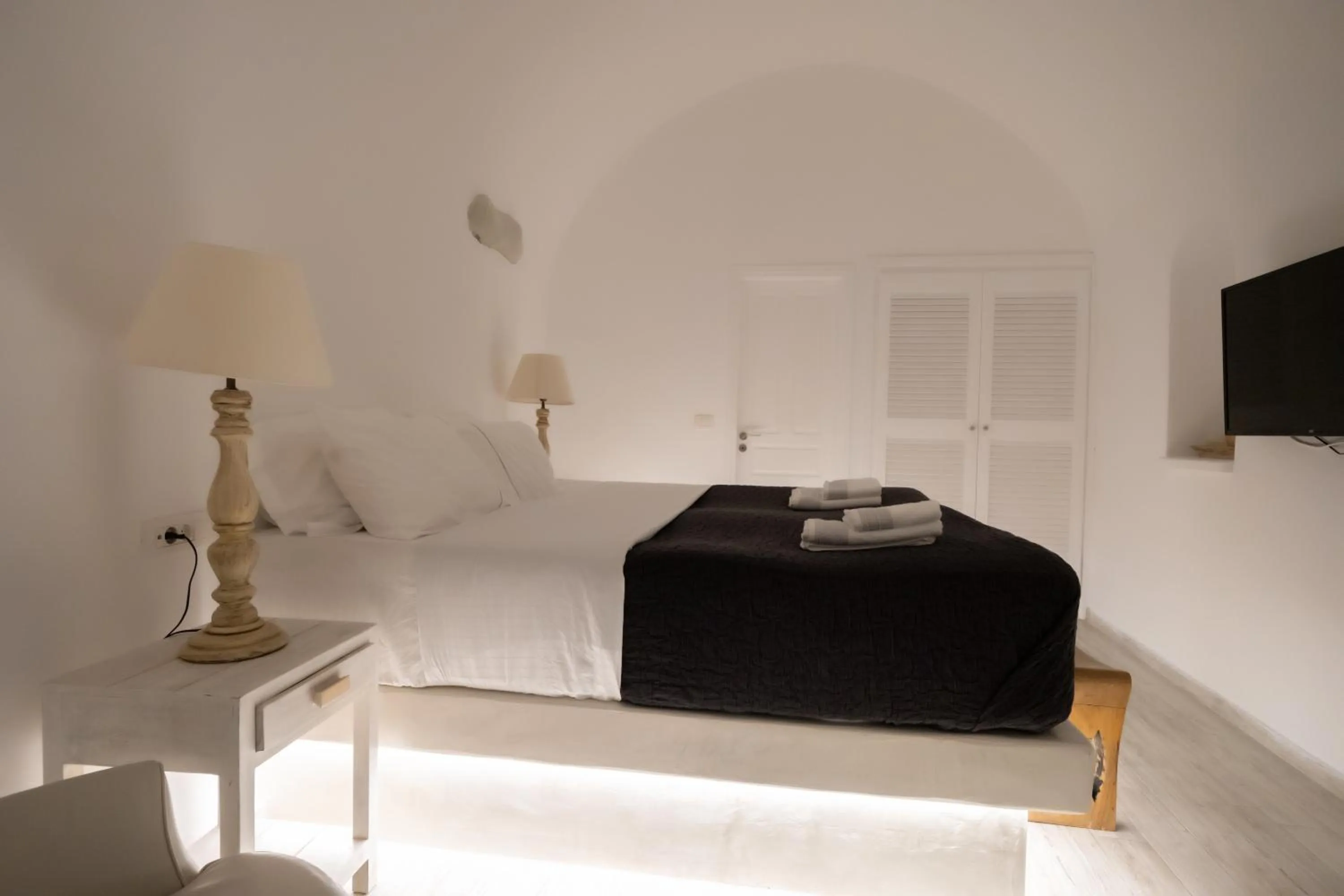 Bed in Anemos Cave Suites