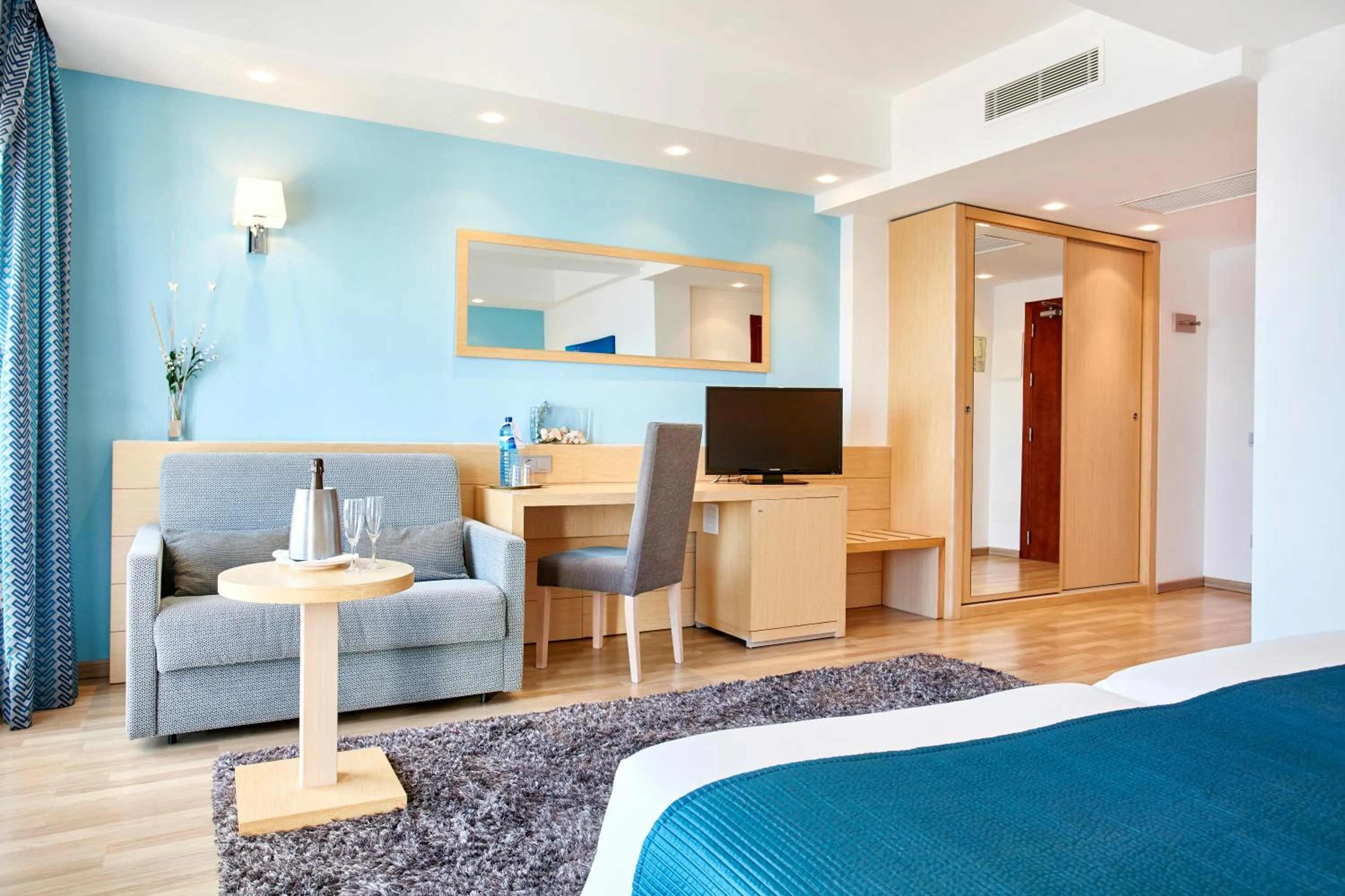 TV and multimedia in Universal Hotel Cabo Blanco - Adults Only