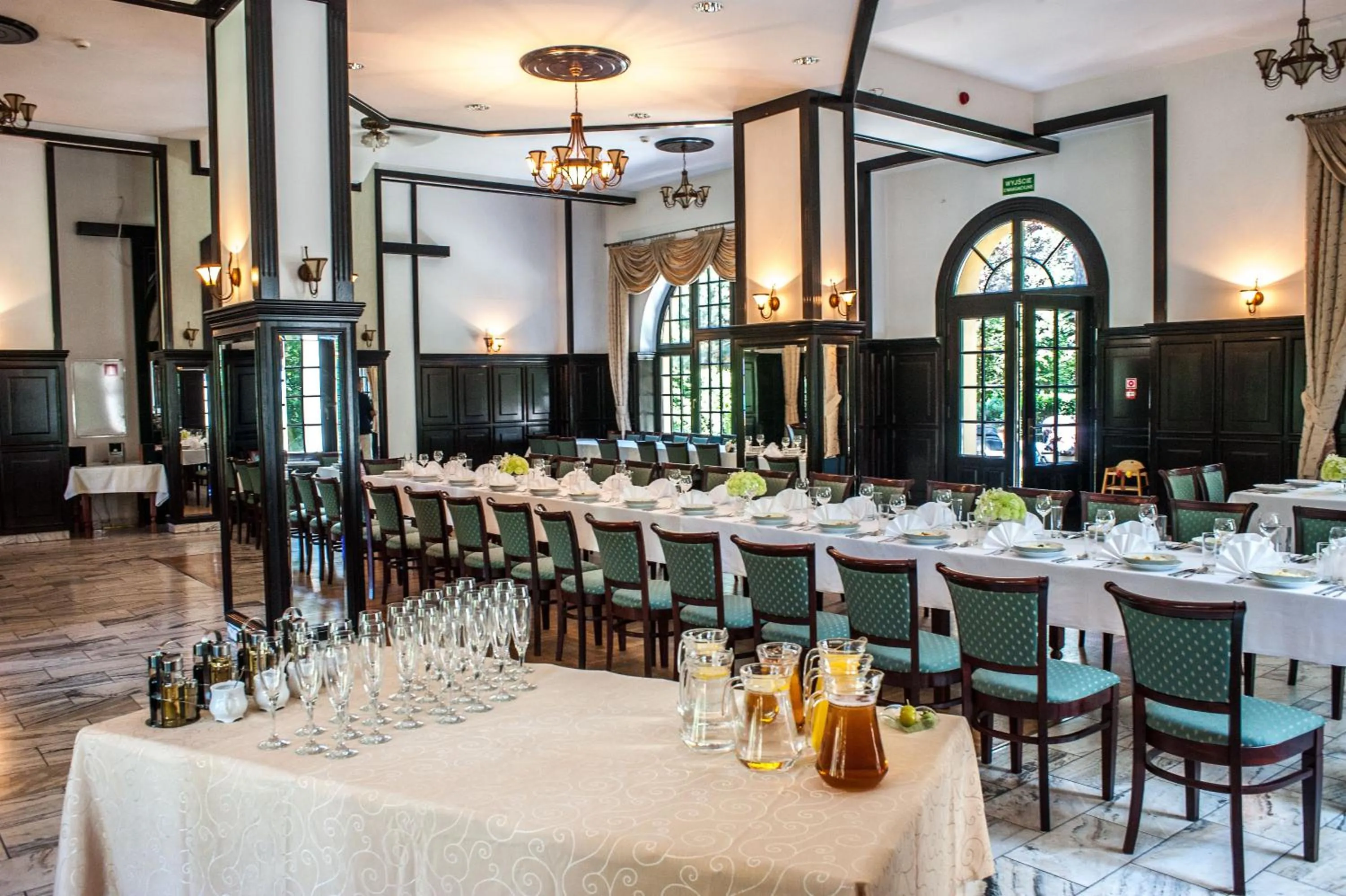 Restaurant/places to eat in Hotel Maria