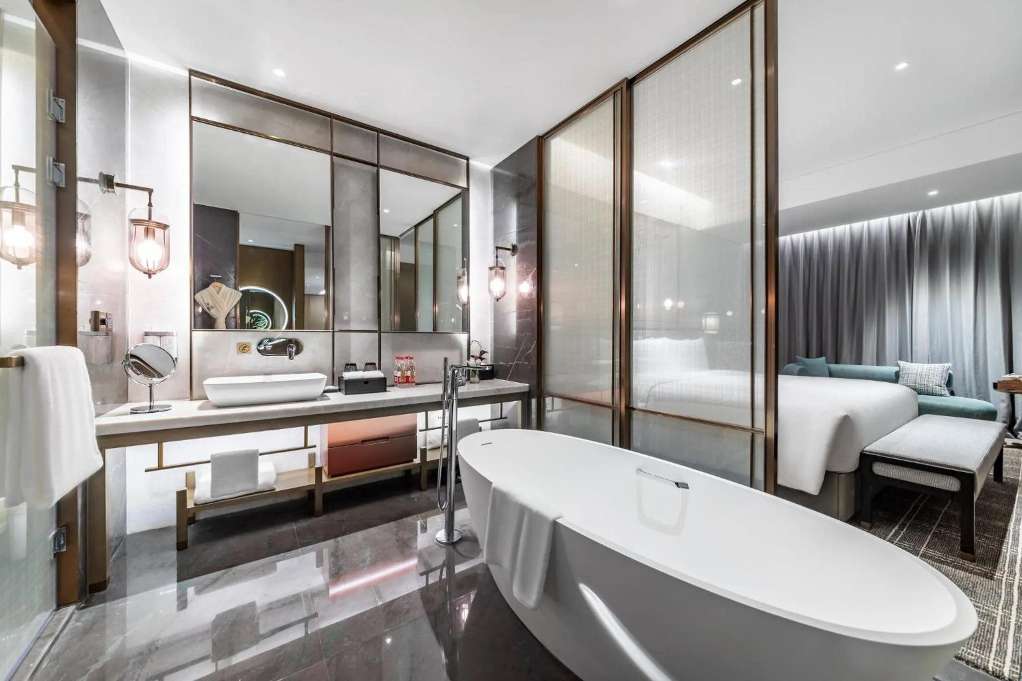 Photo of the whole room, Bed in HUALUXE Xi'an Chanba by IHG