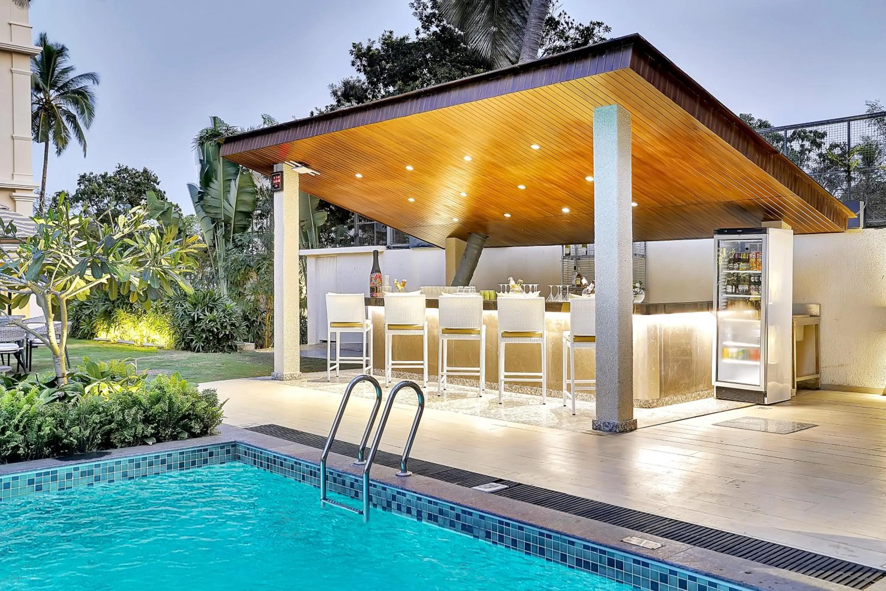 Lounge or bar in Holiday Inn Goa Candolim