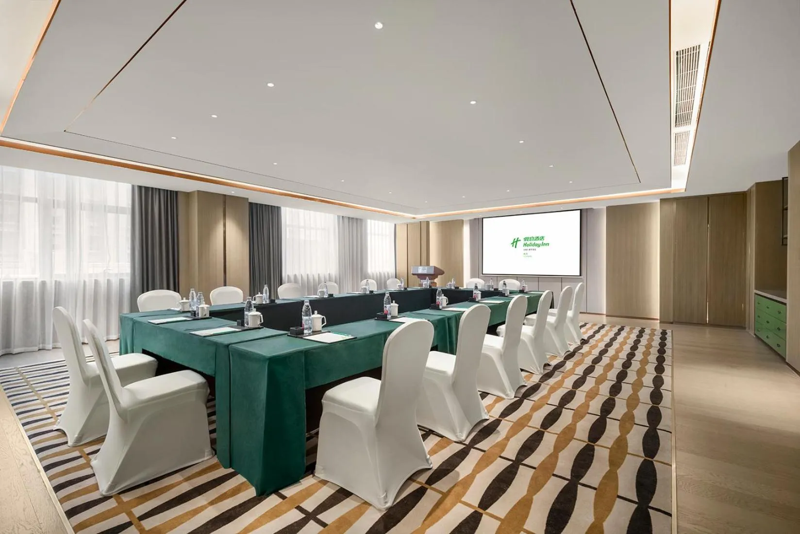 Meeting/conference room in Holiday Inn Fuyang by IHG