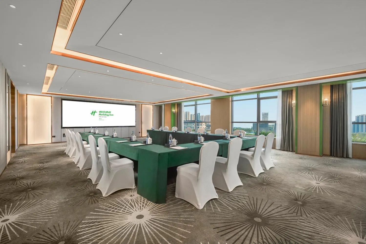 Meeting/conference room in Holiday Inn Fuyang by IHG