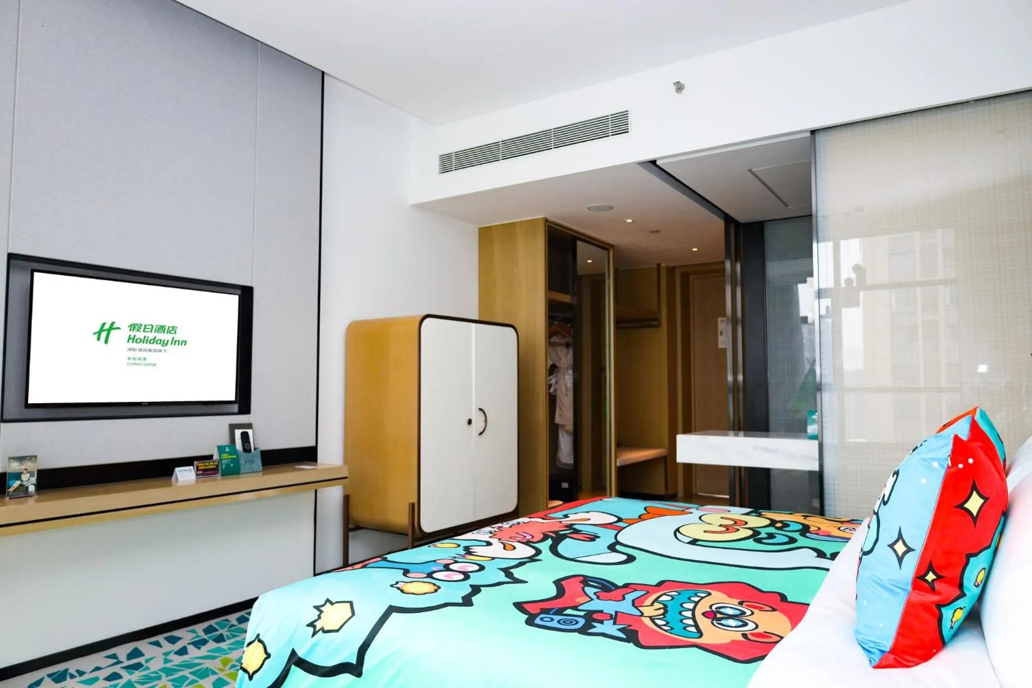 Photo of the whole room, Bed in Holiday Inn Fuyang by IHG