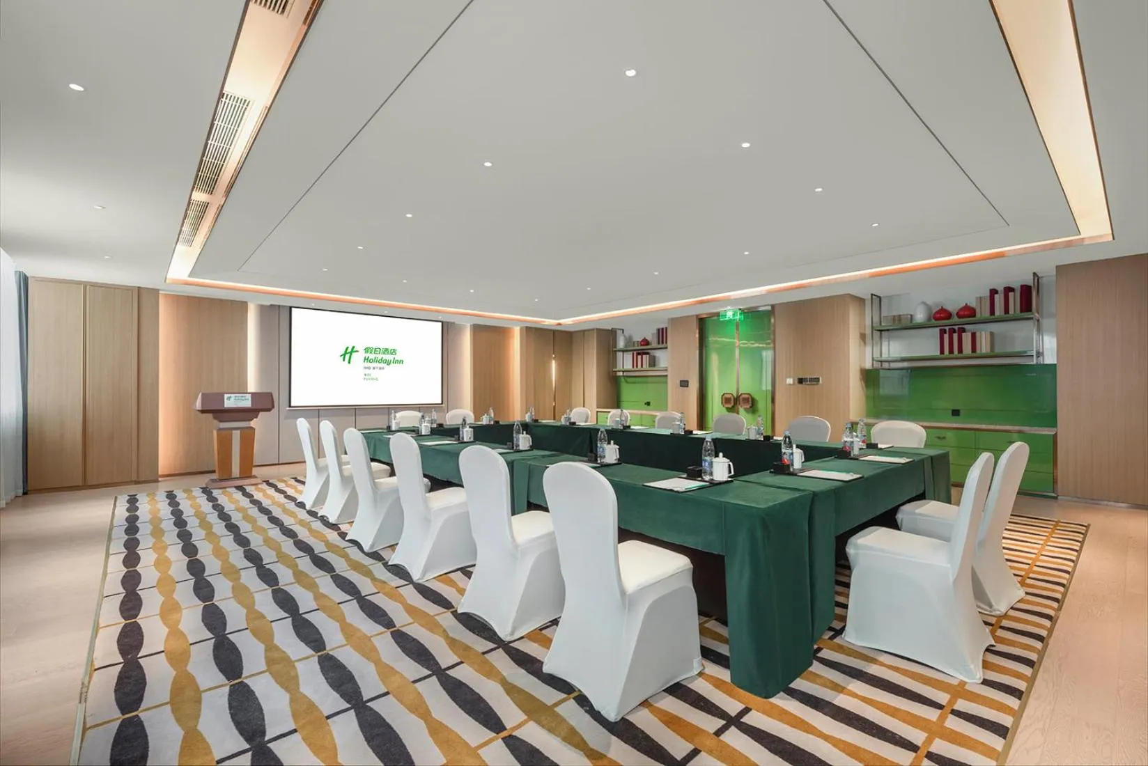 Meeting/conference room in Holiday Inn Fuyang by IHG