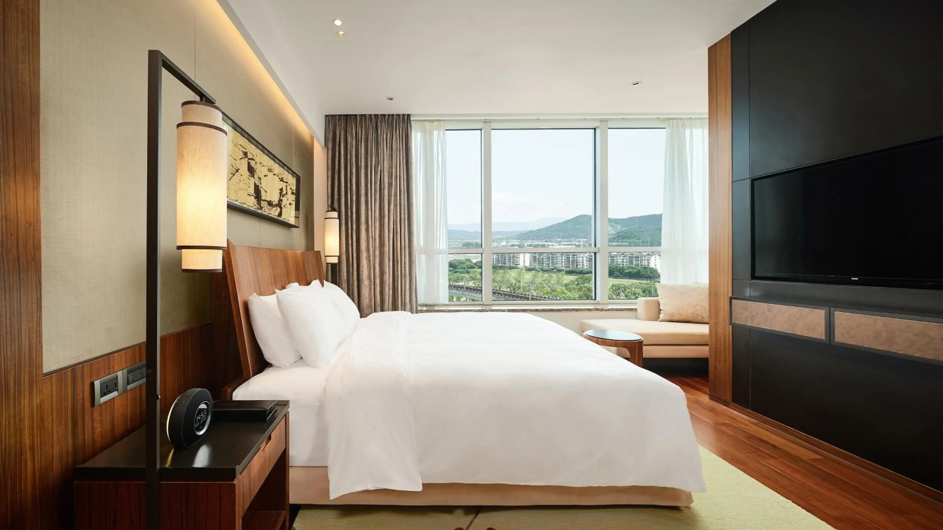 Bedroom, Bed in HUALUXE Ningbo Harbor City