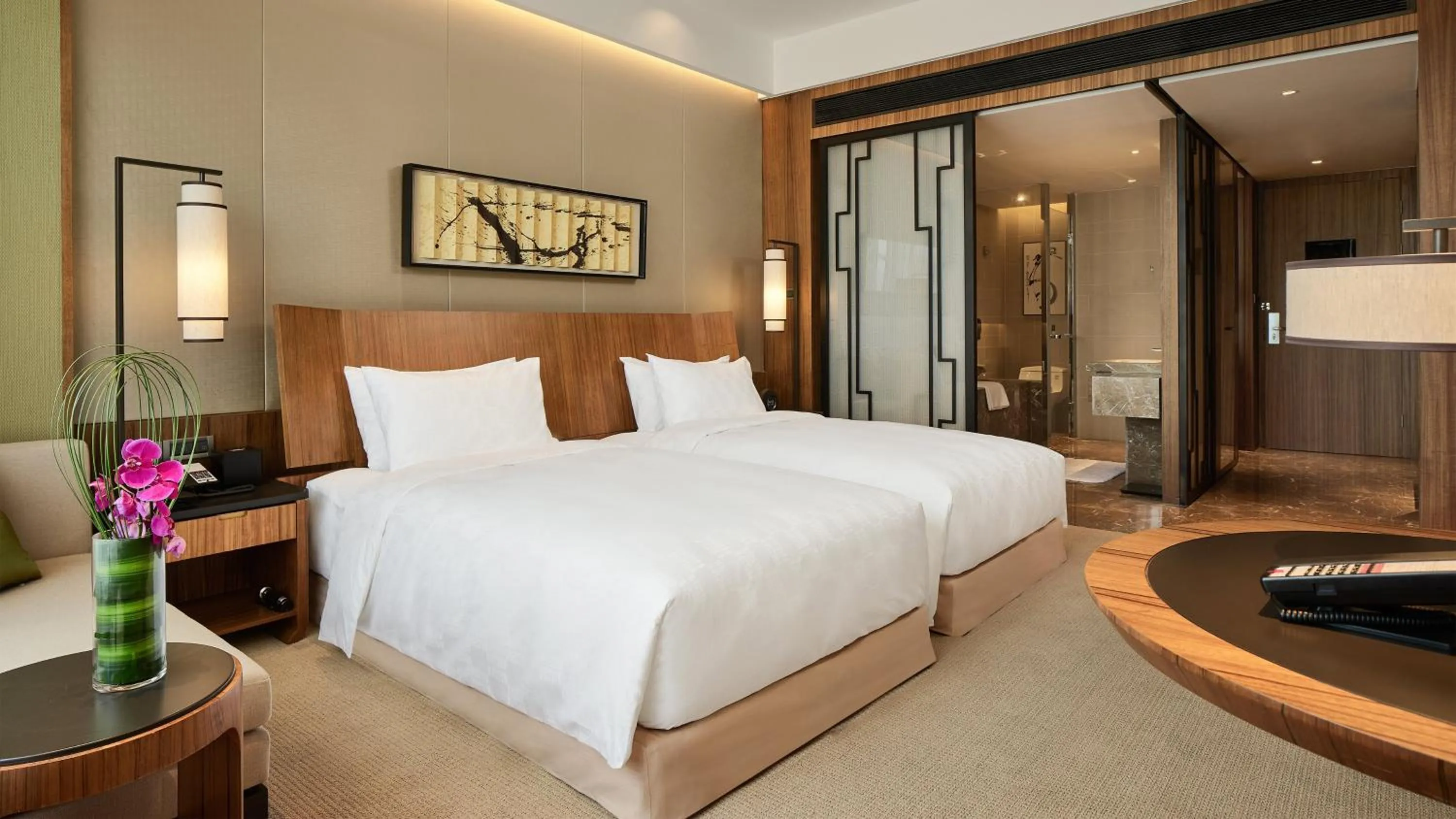 Photo of the whole room, Bed in HUALUXE Ningbo Harbor City