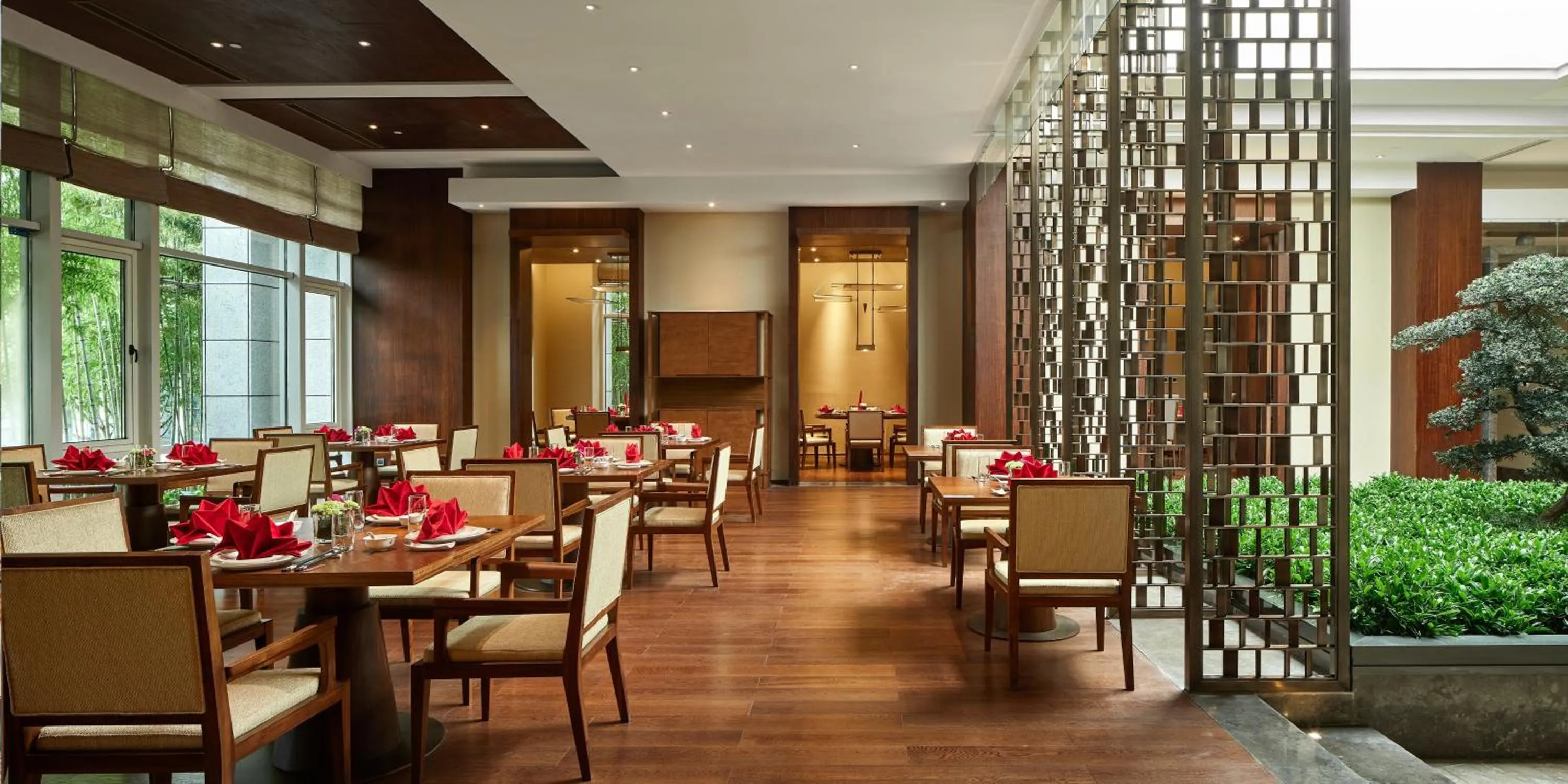 Restaurant/places to eat in HUALUXE Ningbo Harbor City