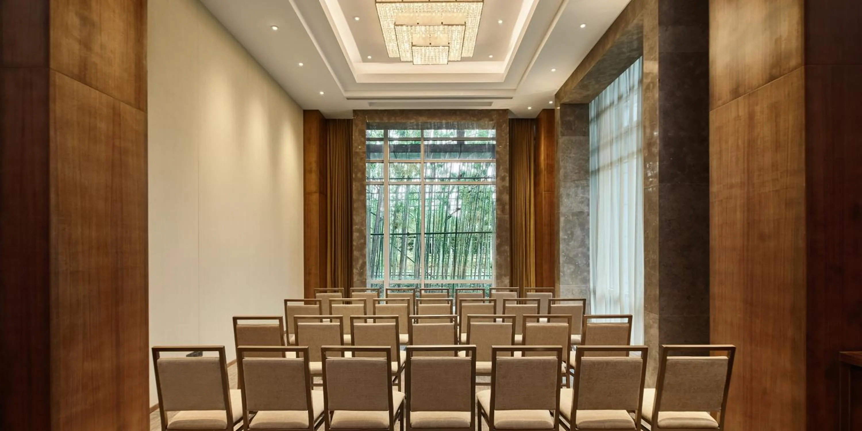 Meeting/conference room in HUALUXE Ningbo Harbor City