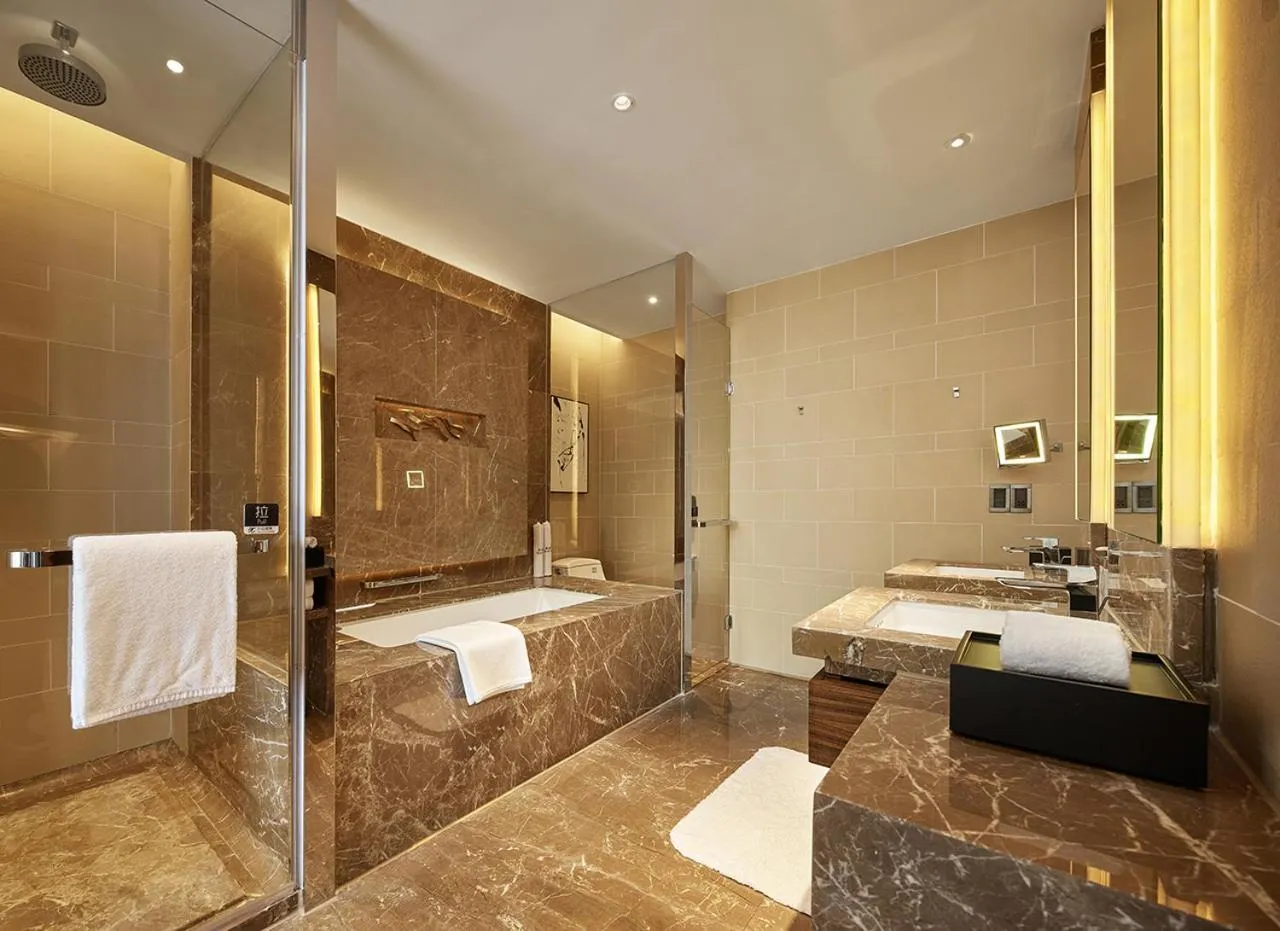 Toilet in HUALUXE Ningbo Harbor City