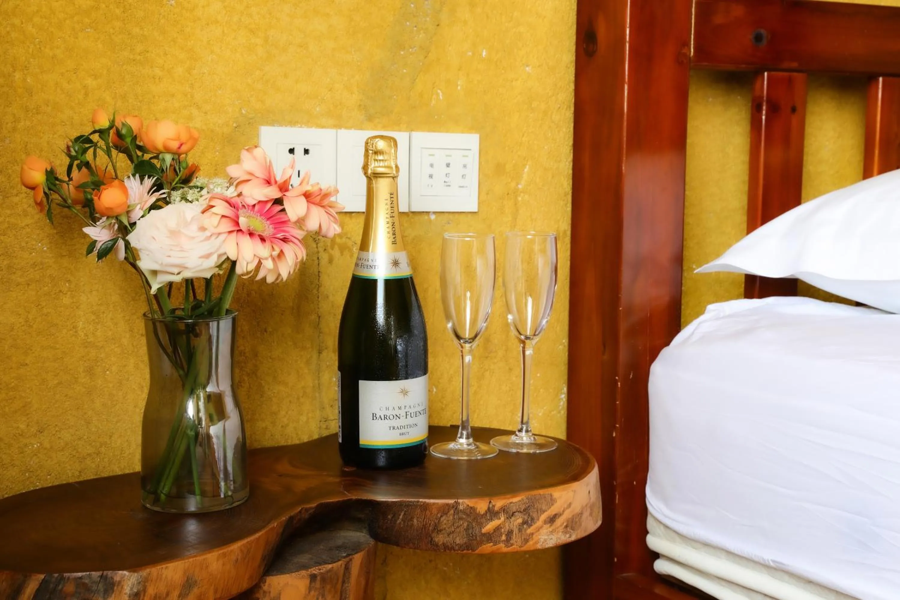 On site, Bed in YangShuo Eden Inn