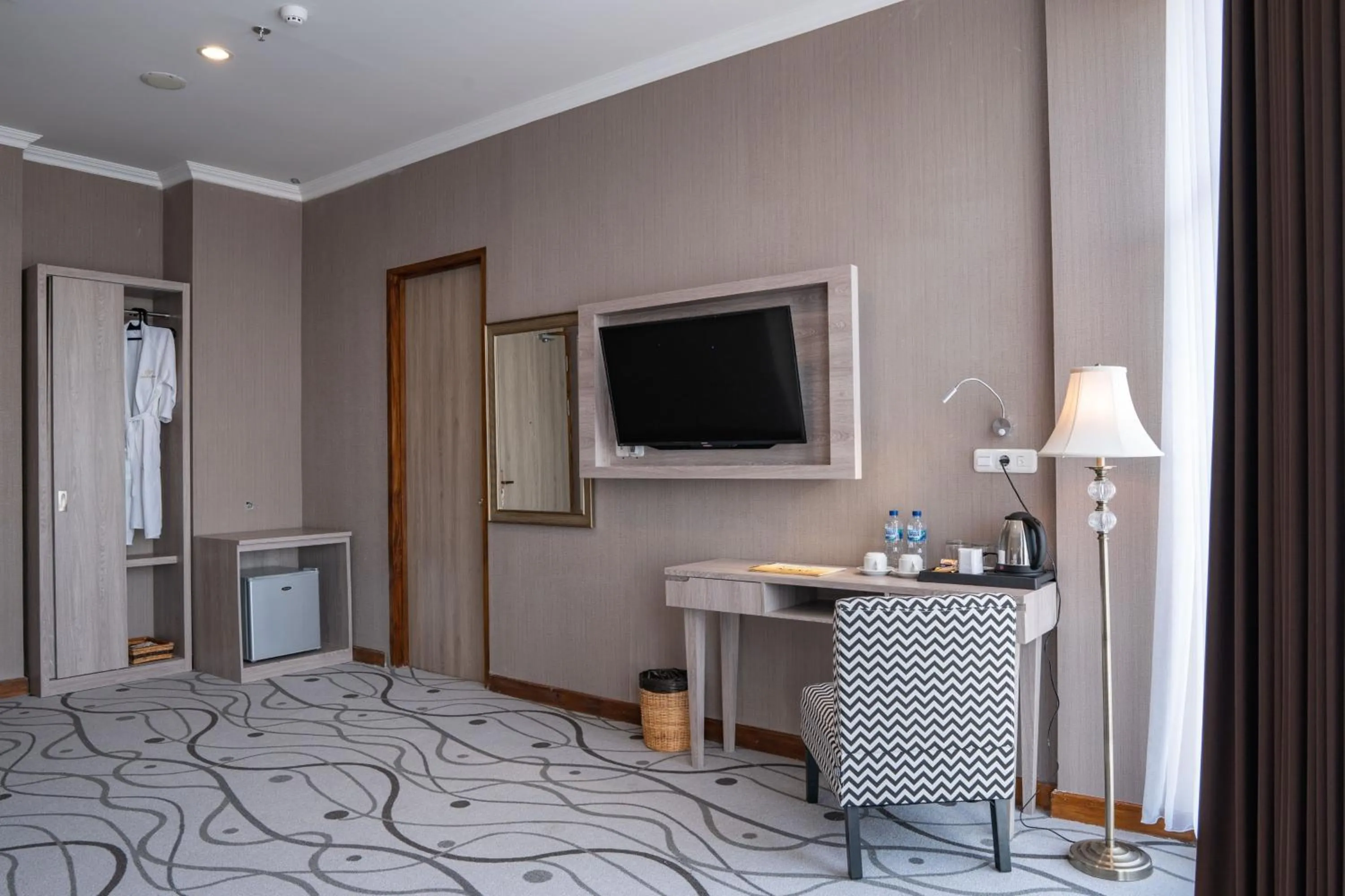 Living room, Bed in Goldvitel Hotel Surabaya