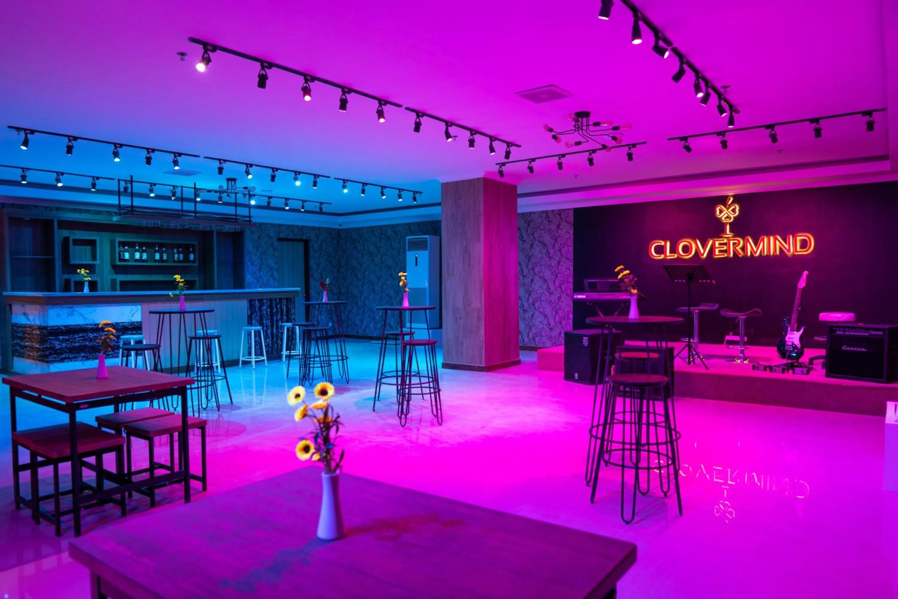 Nightclub / DJ in Goldvitel Hotel Surabaya