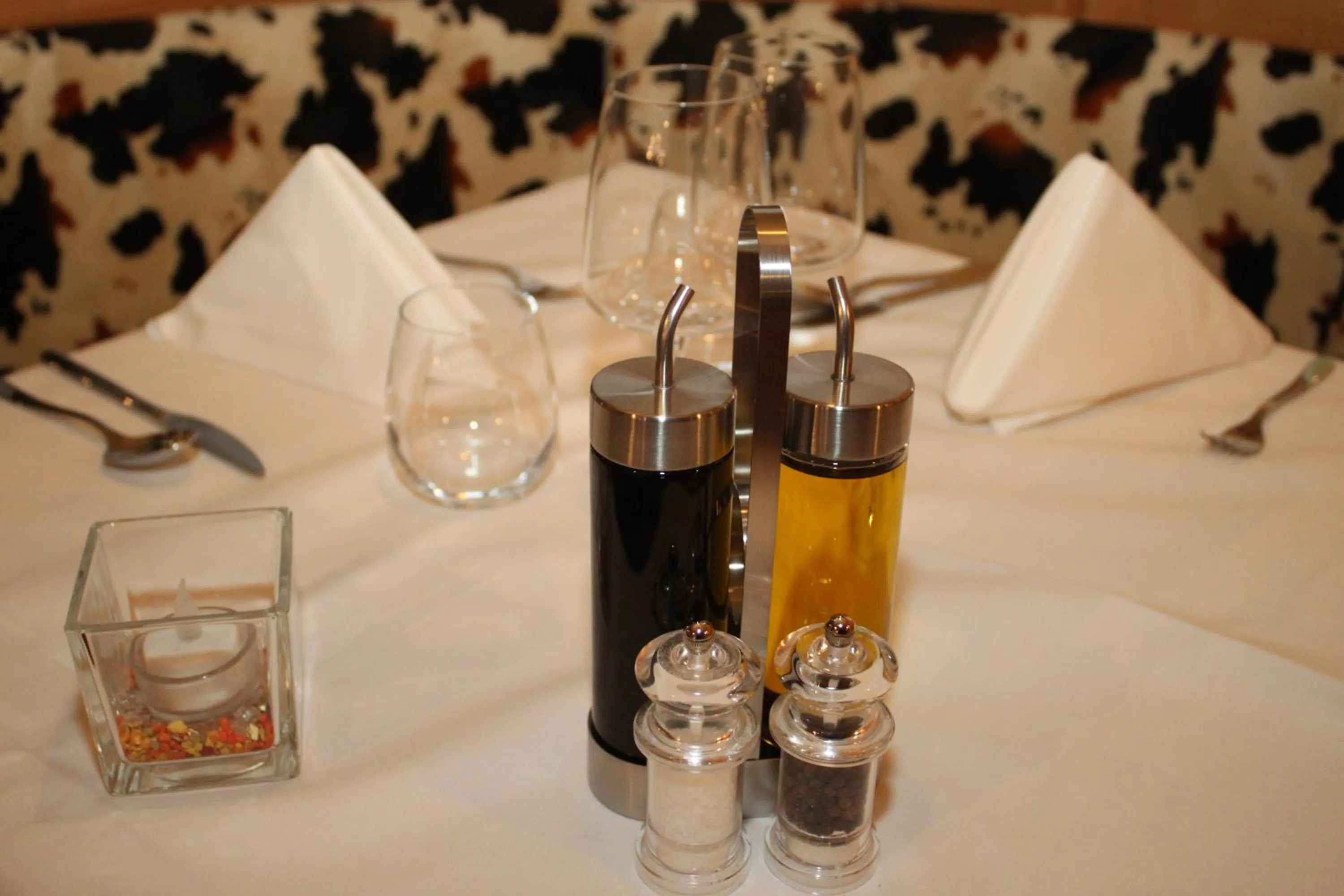 Restaurant/places to eat in Grichting Hotel & Serviced Apartments