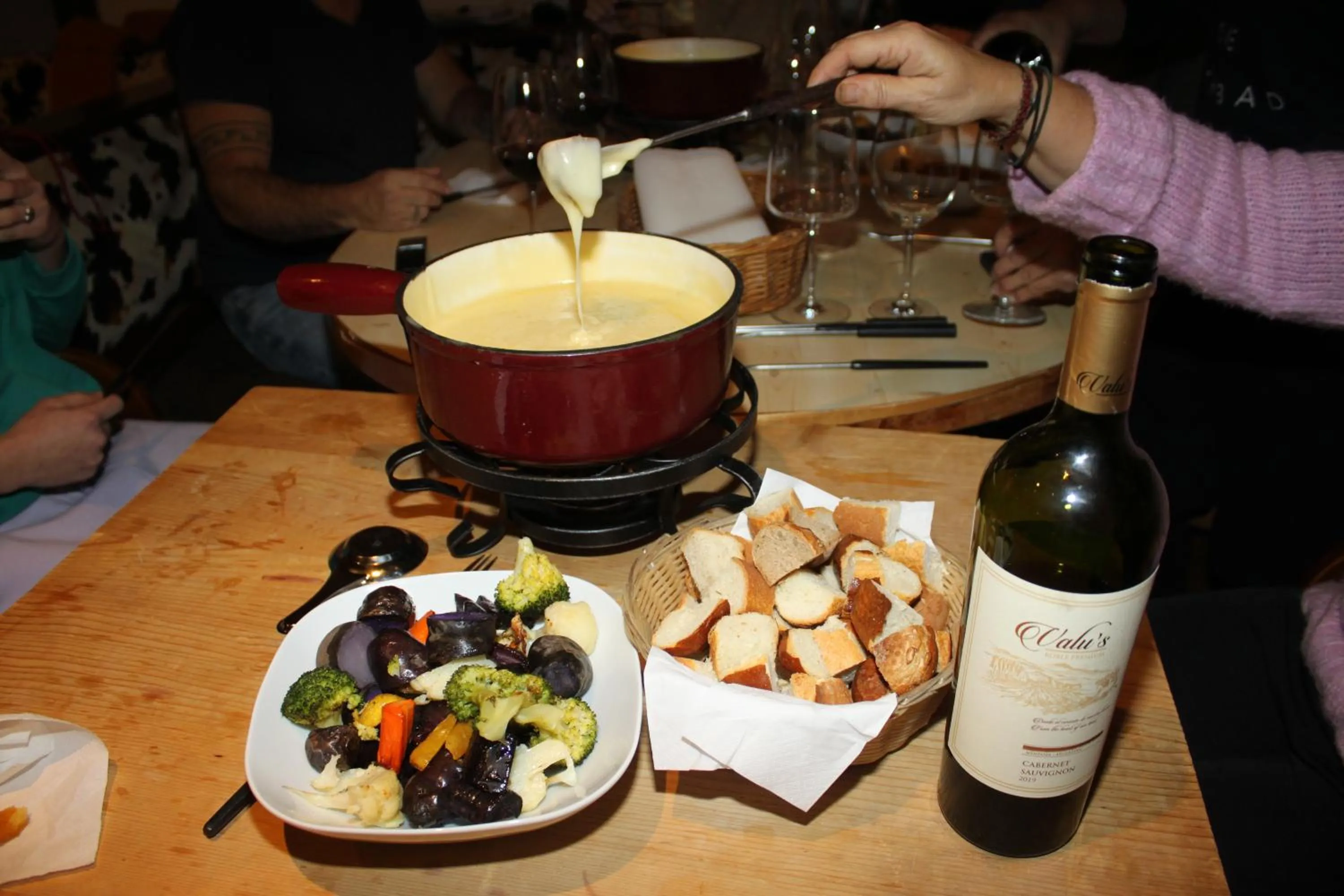 Restaurant/places to eat in Grichting Hotel & Serviced Apartments