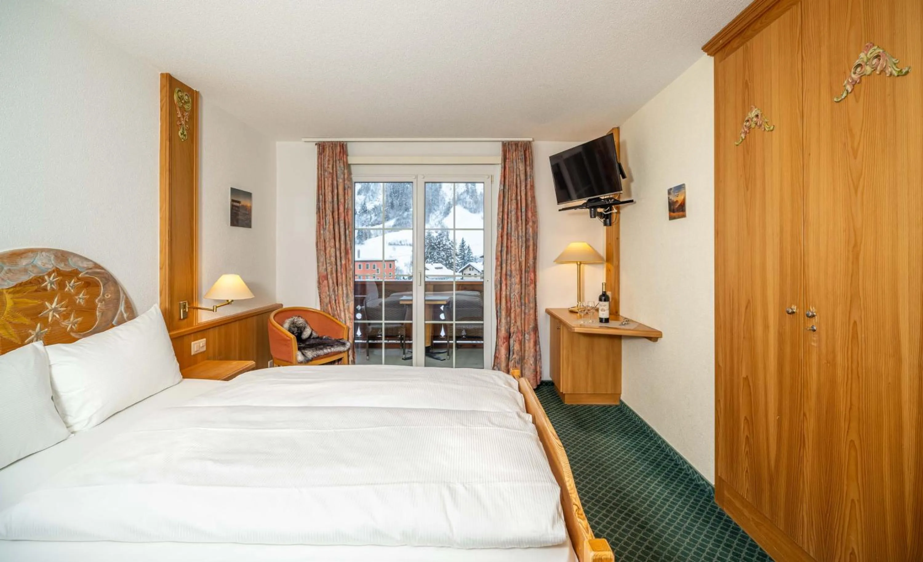 Bedroom, Bed in Grichting Hotel & Serviced Apartments