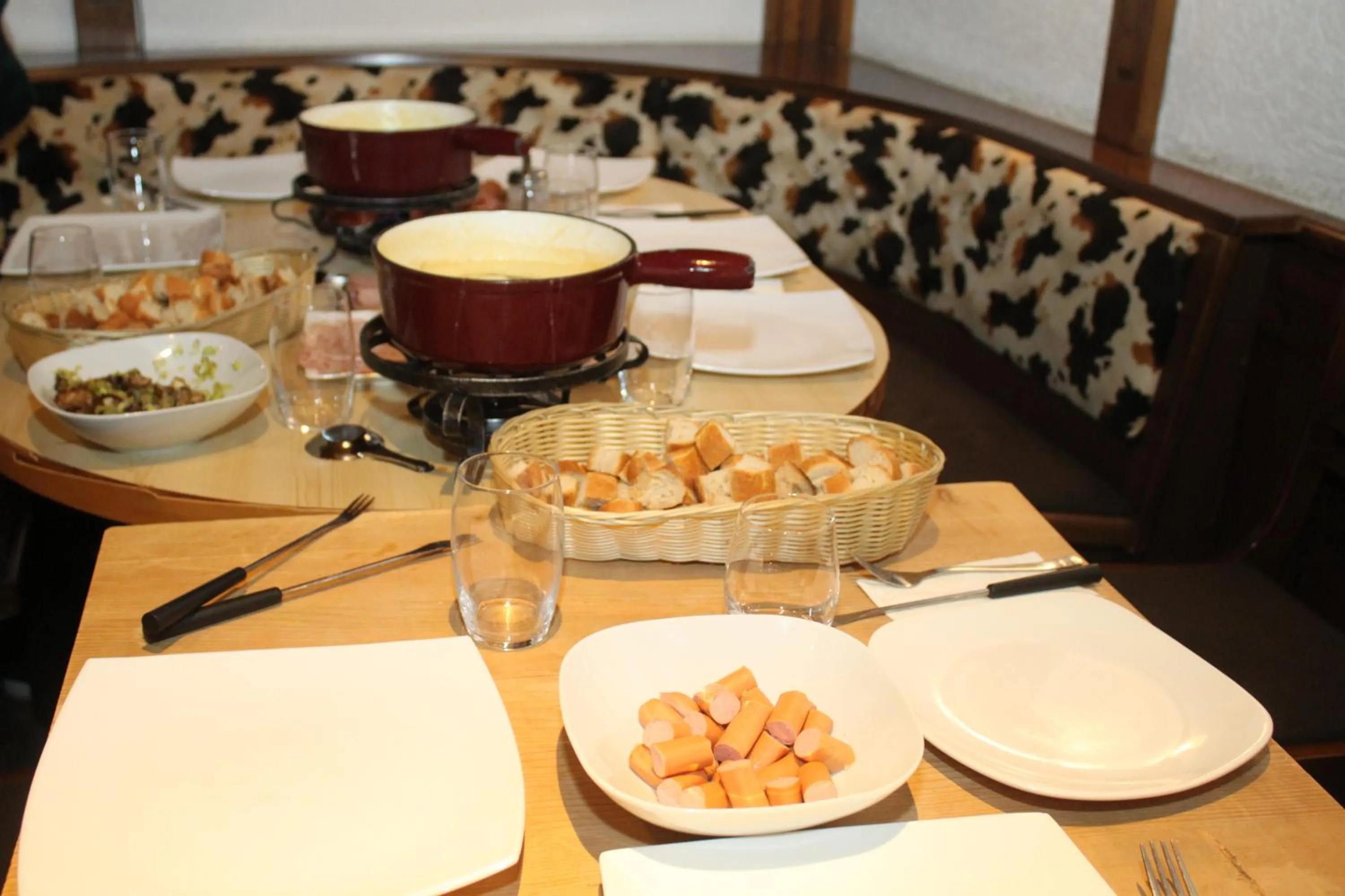 Restaurant/places to eat in Grichting Hotel & Serviced Apartments