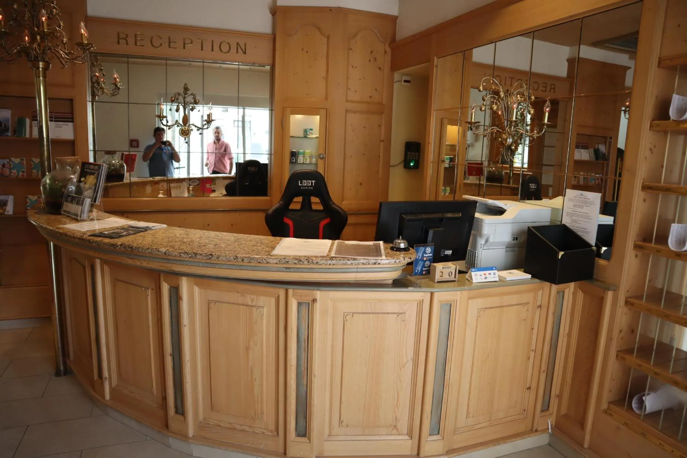 Restaurant/places to eat in Grichting Hotel & Serviced Apartments