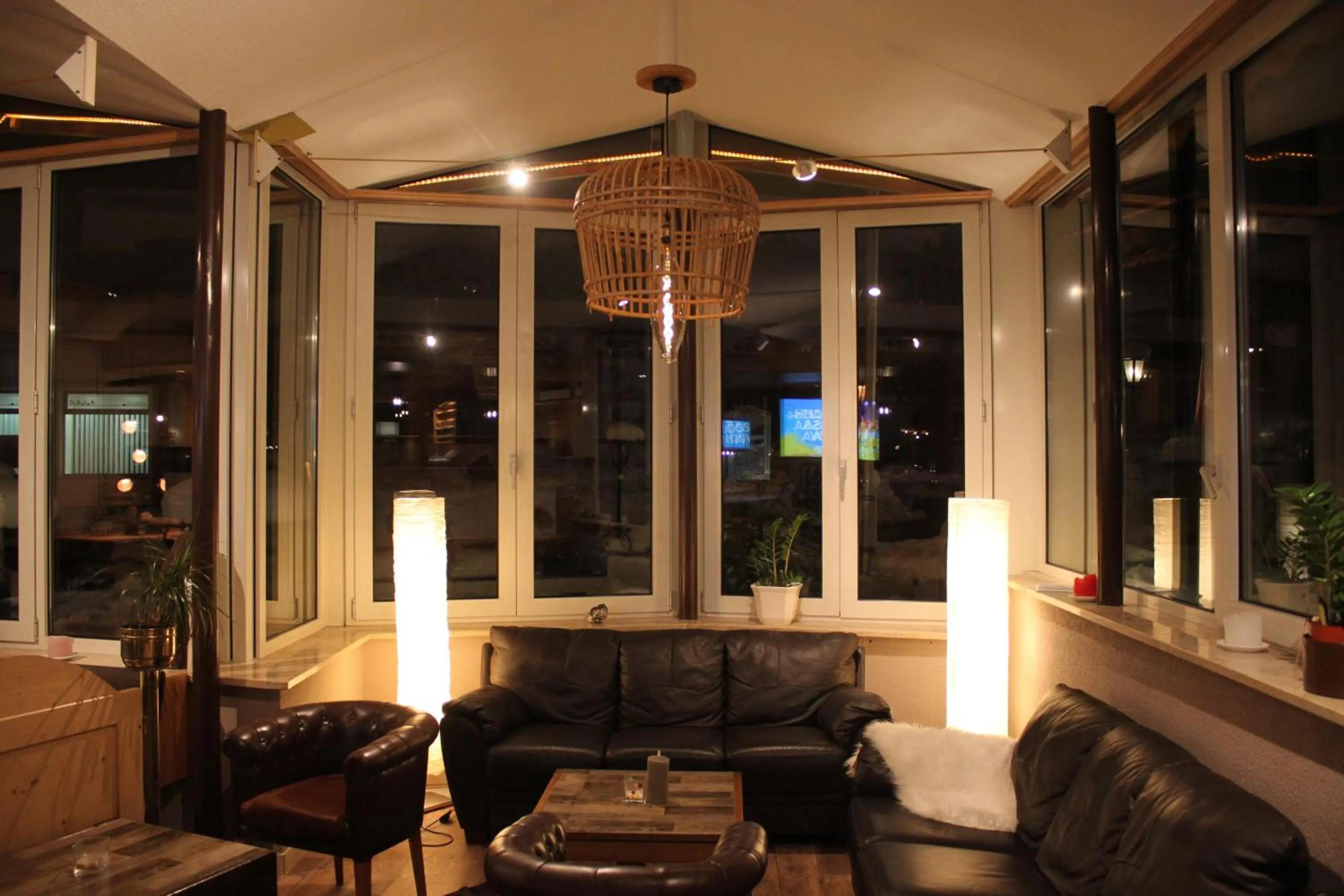 Restaurant/places to eat in Grichting Hotel & Serviced Apartments