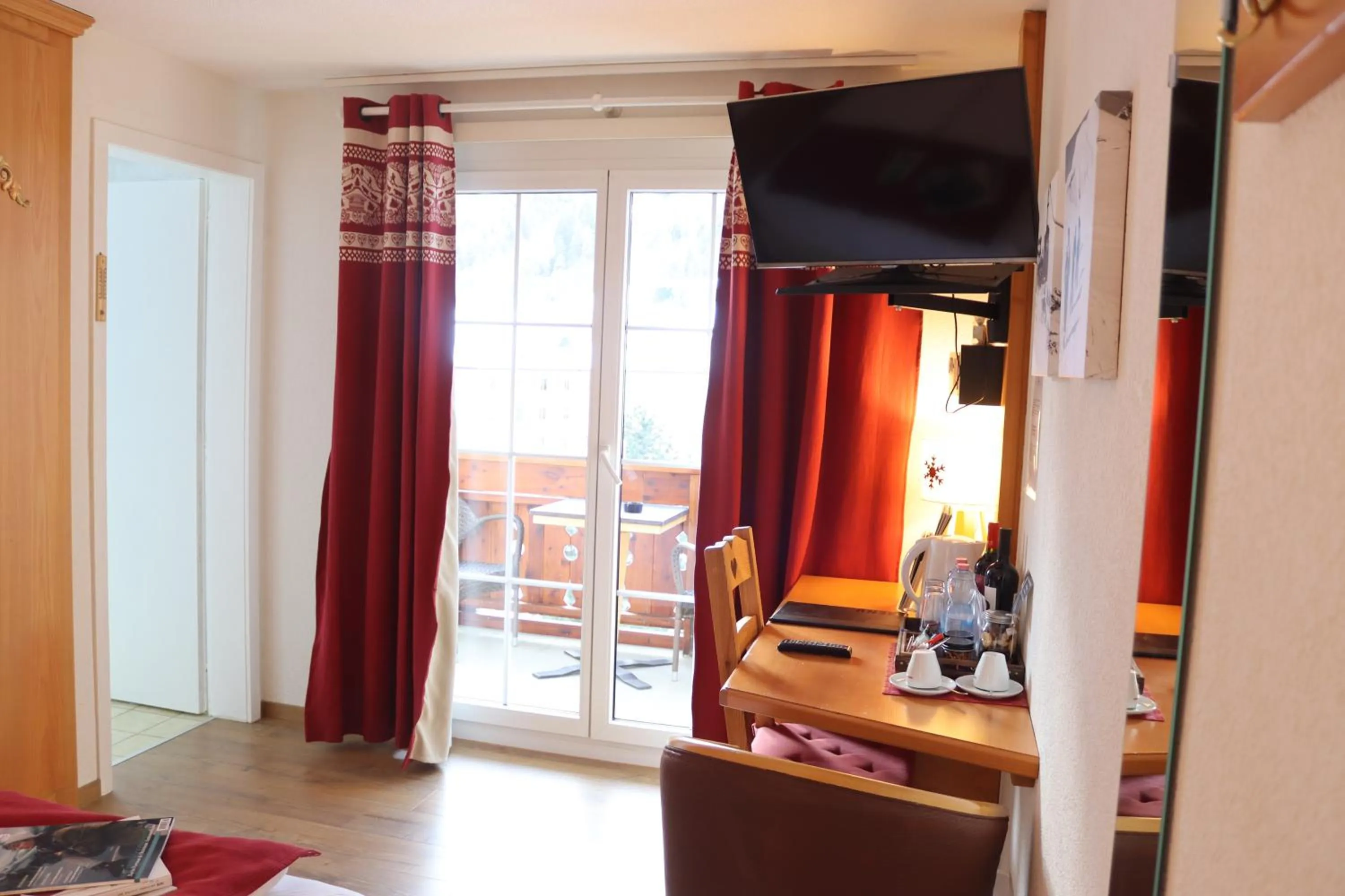 TV and multimedia in Grichting Hotel & Serviced Apartments