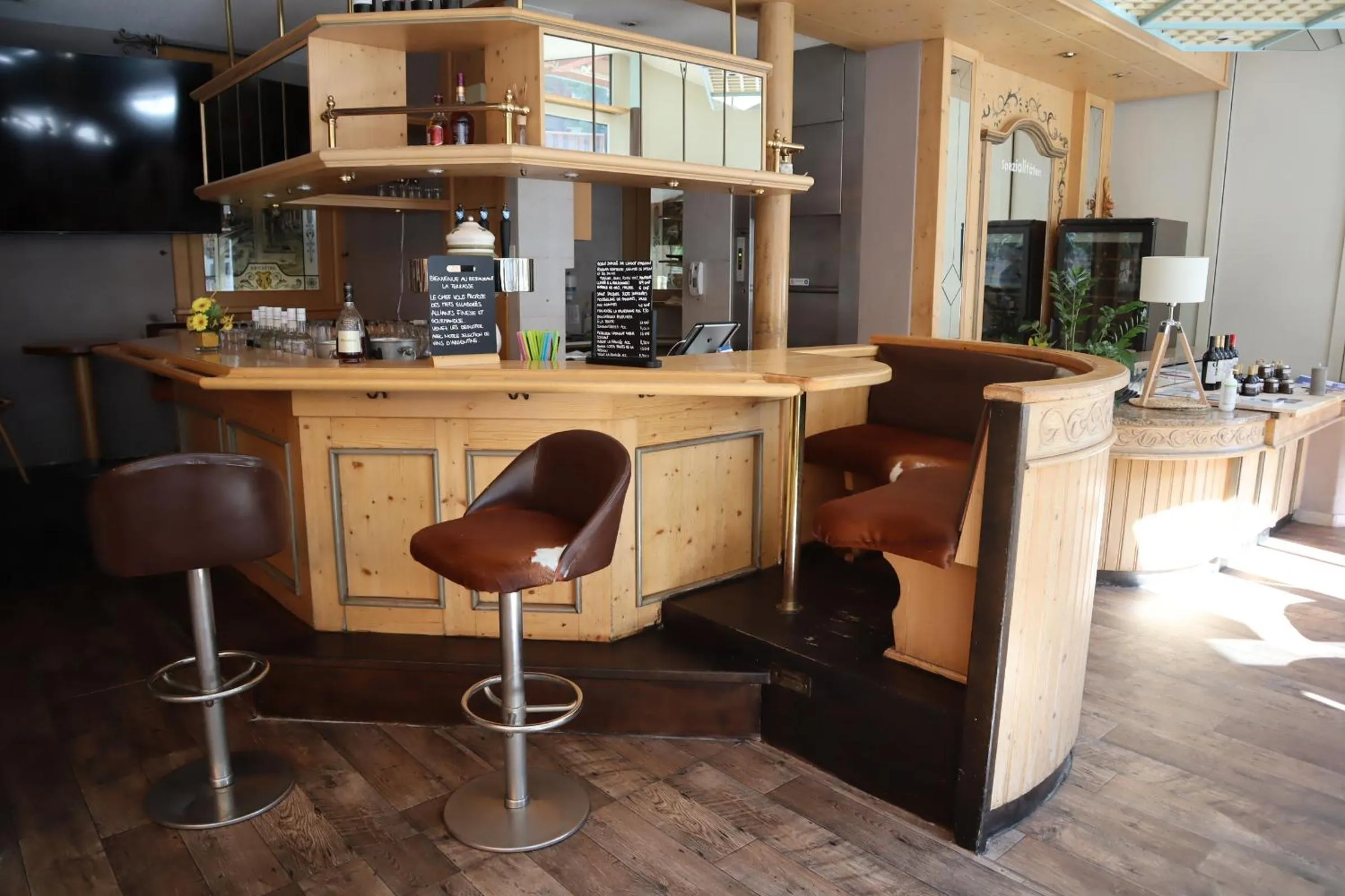 Restaurant/places to eat in Grichting Hotel & Serviced Apartments