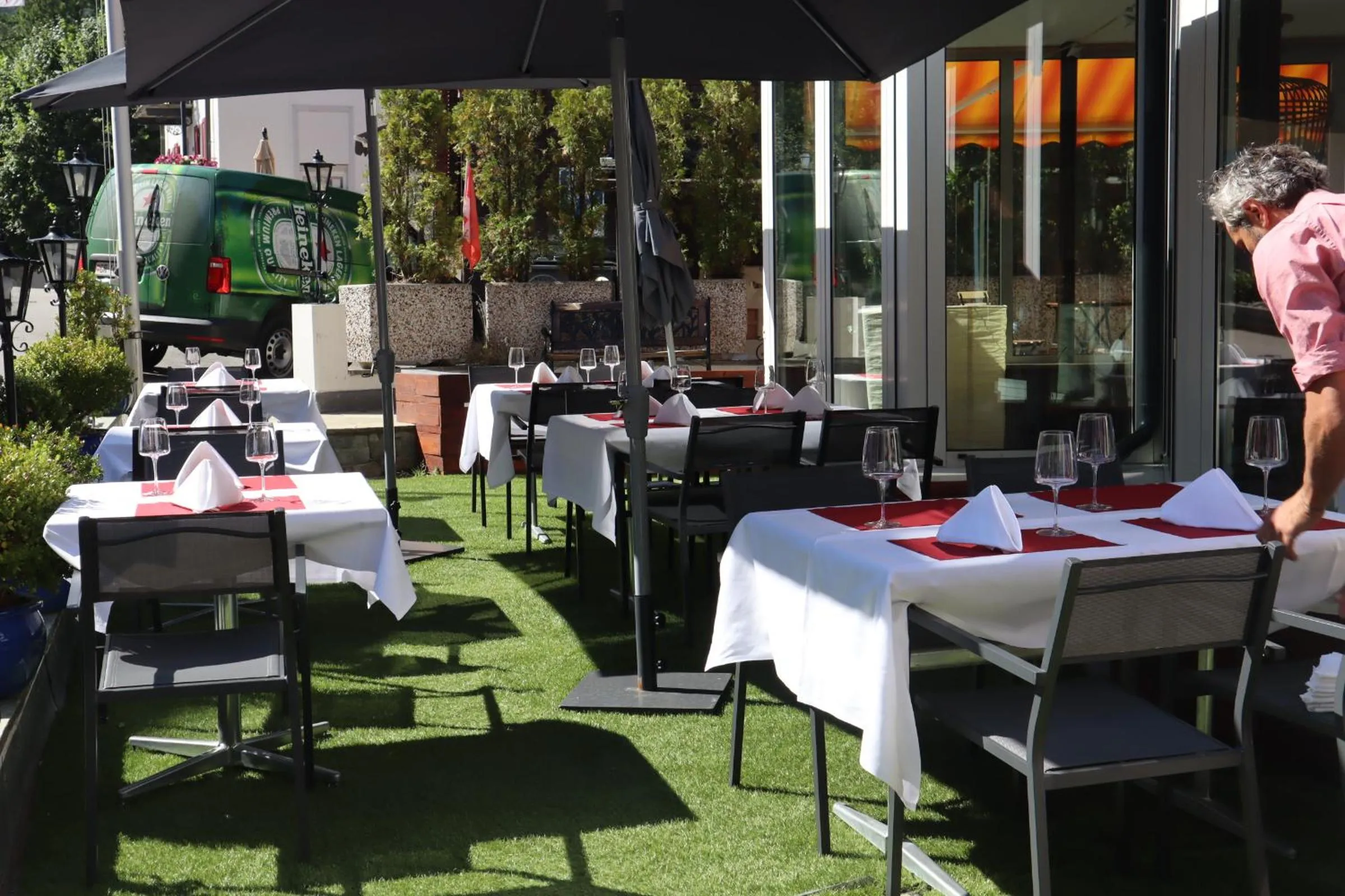 Restaurant/places to eat in Grichting Hotel & Serviced Apartments