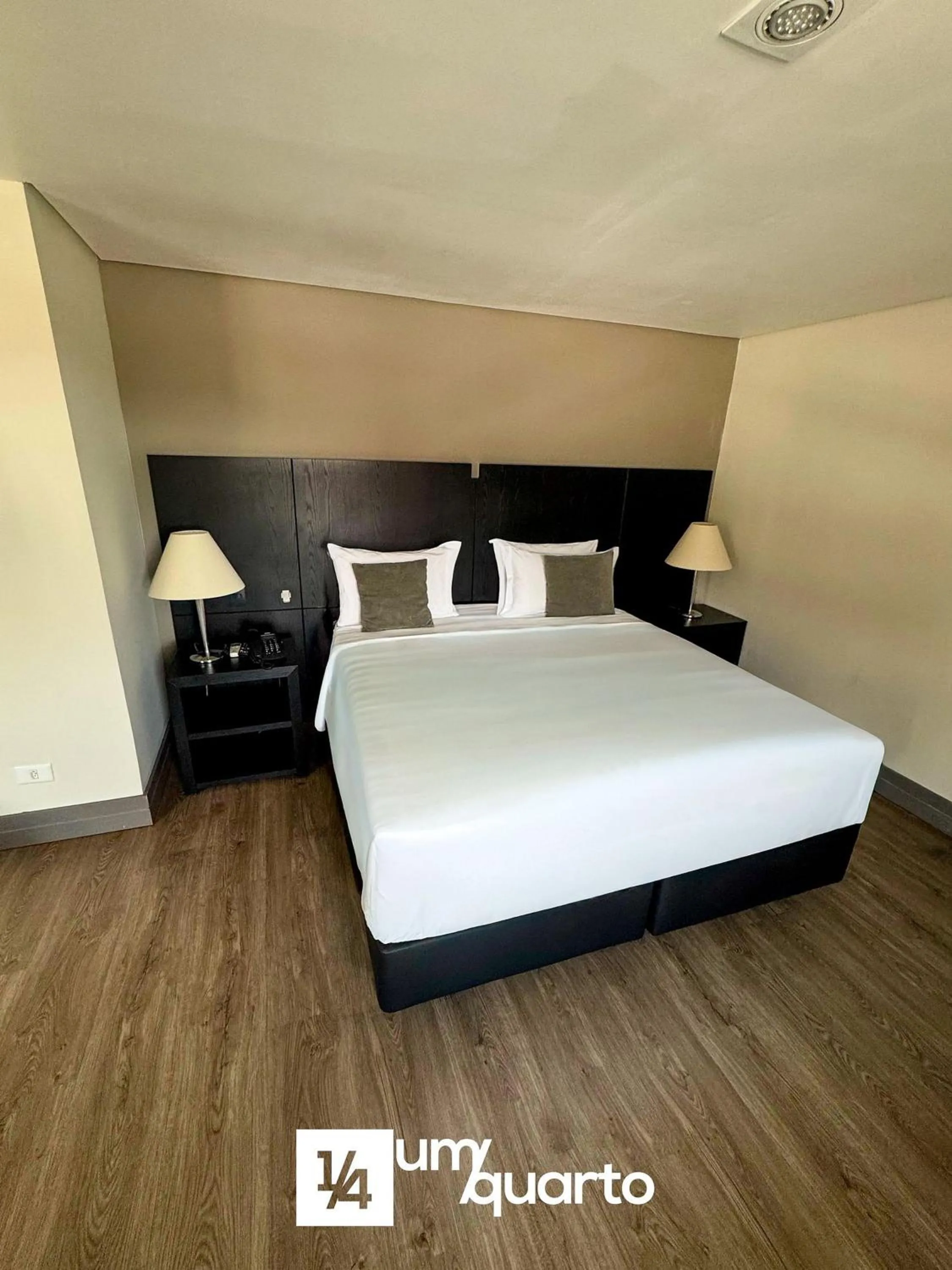 Bedroom, Bed in Manhattan Floor