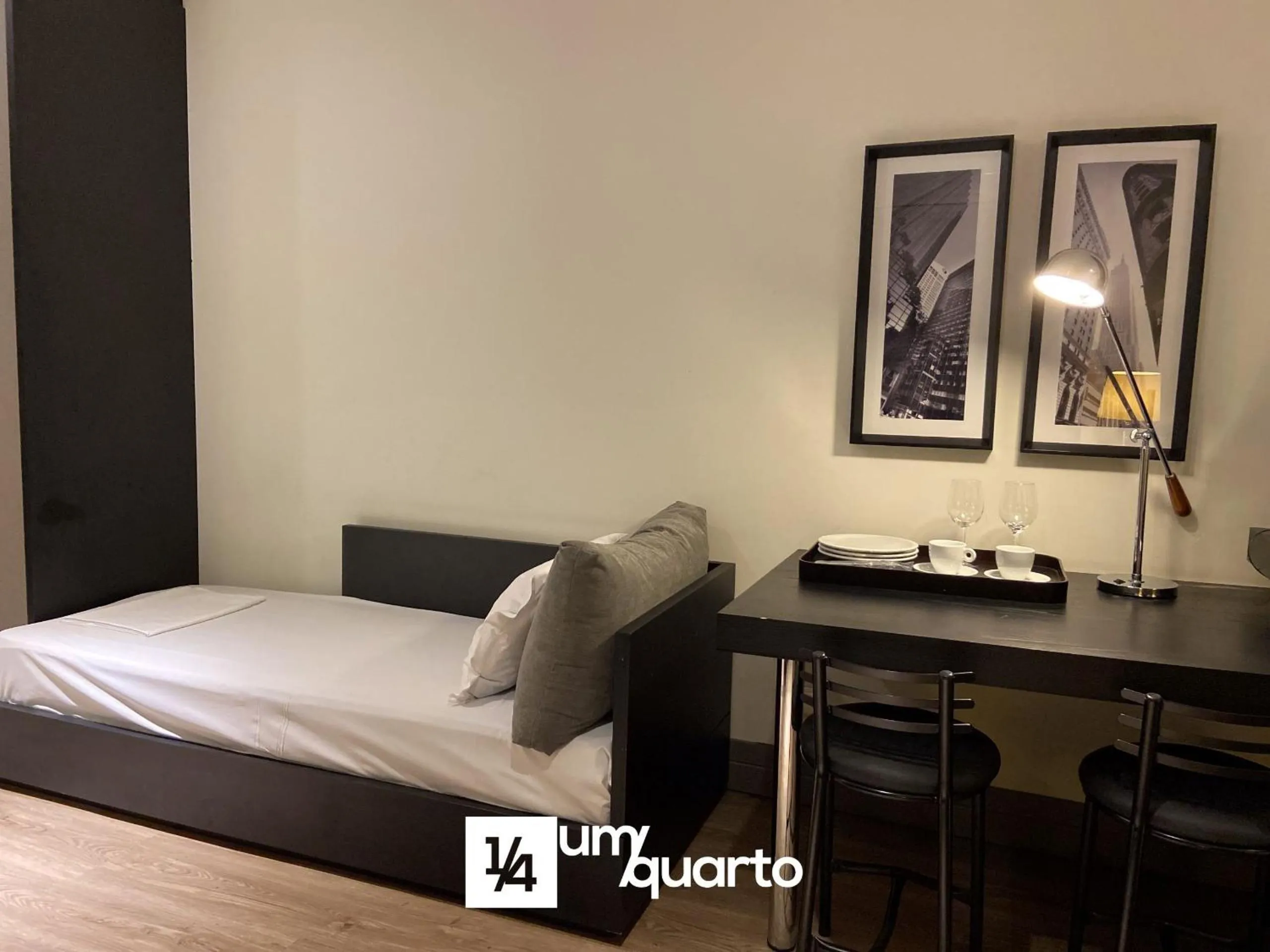 Bedroom, Bed in Manhattan Floor