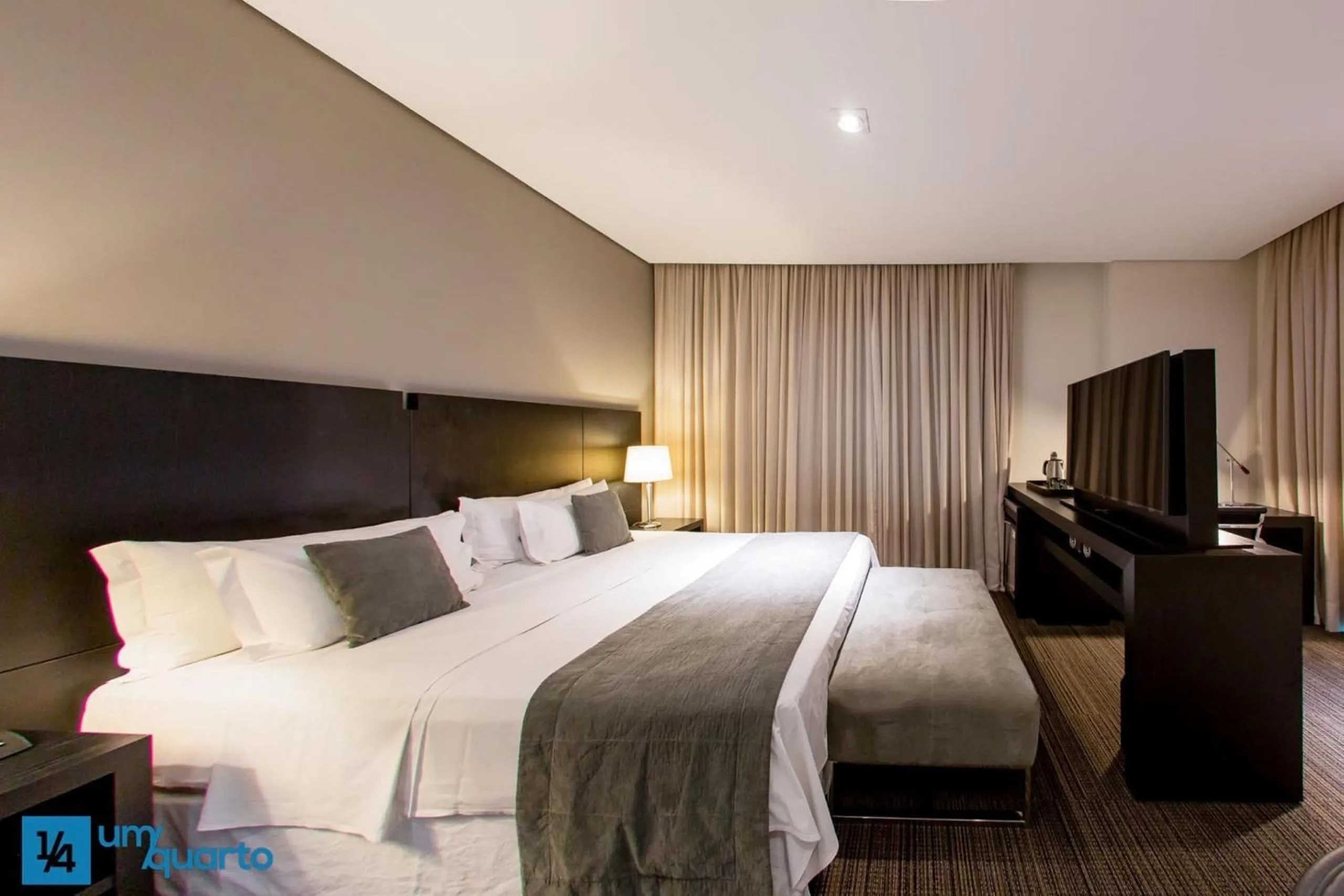 Bedroom, Bed in Manhattan Floor