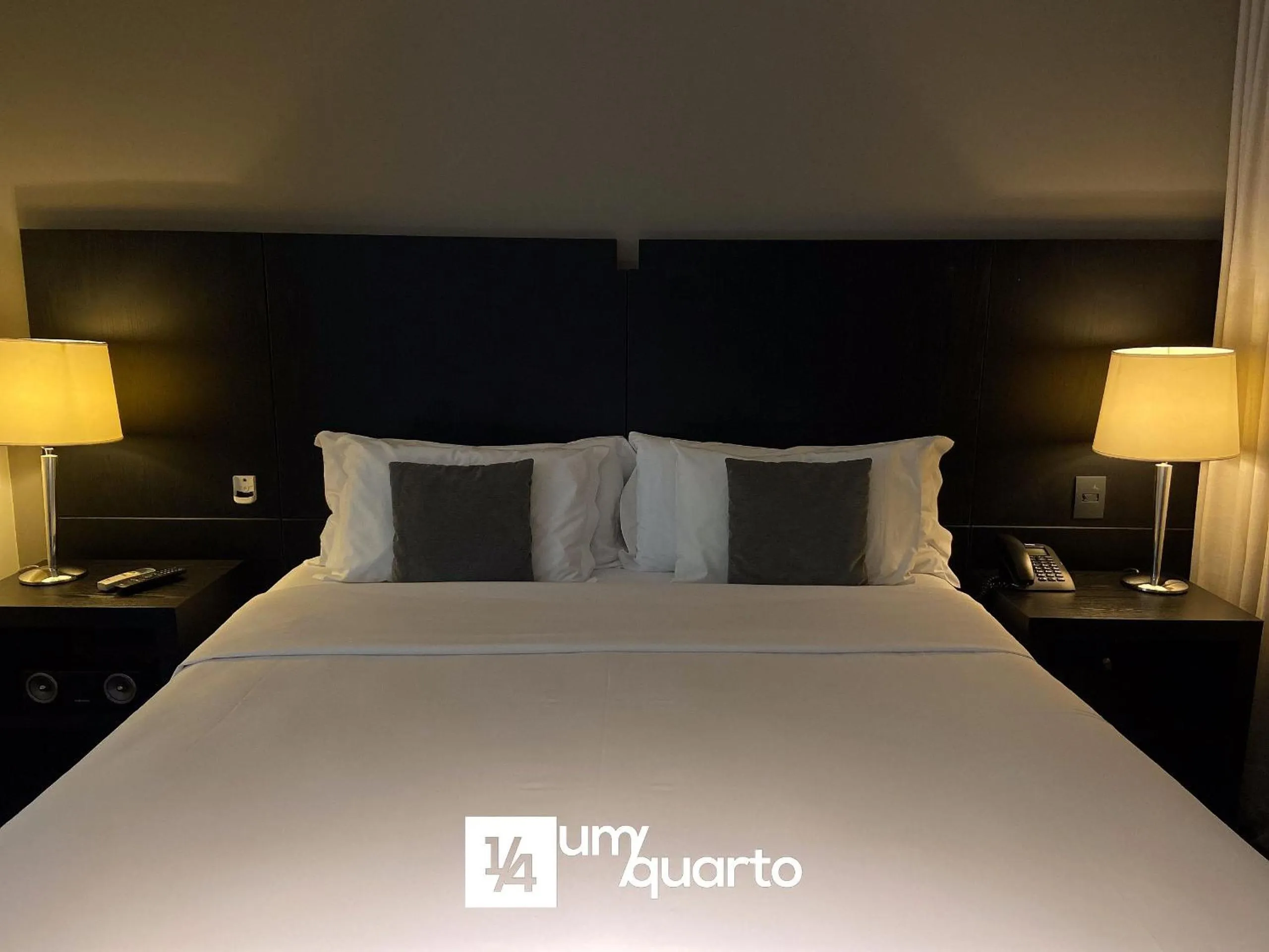 Bedroom, Bed in Manhattan Floor