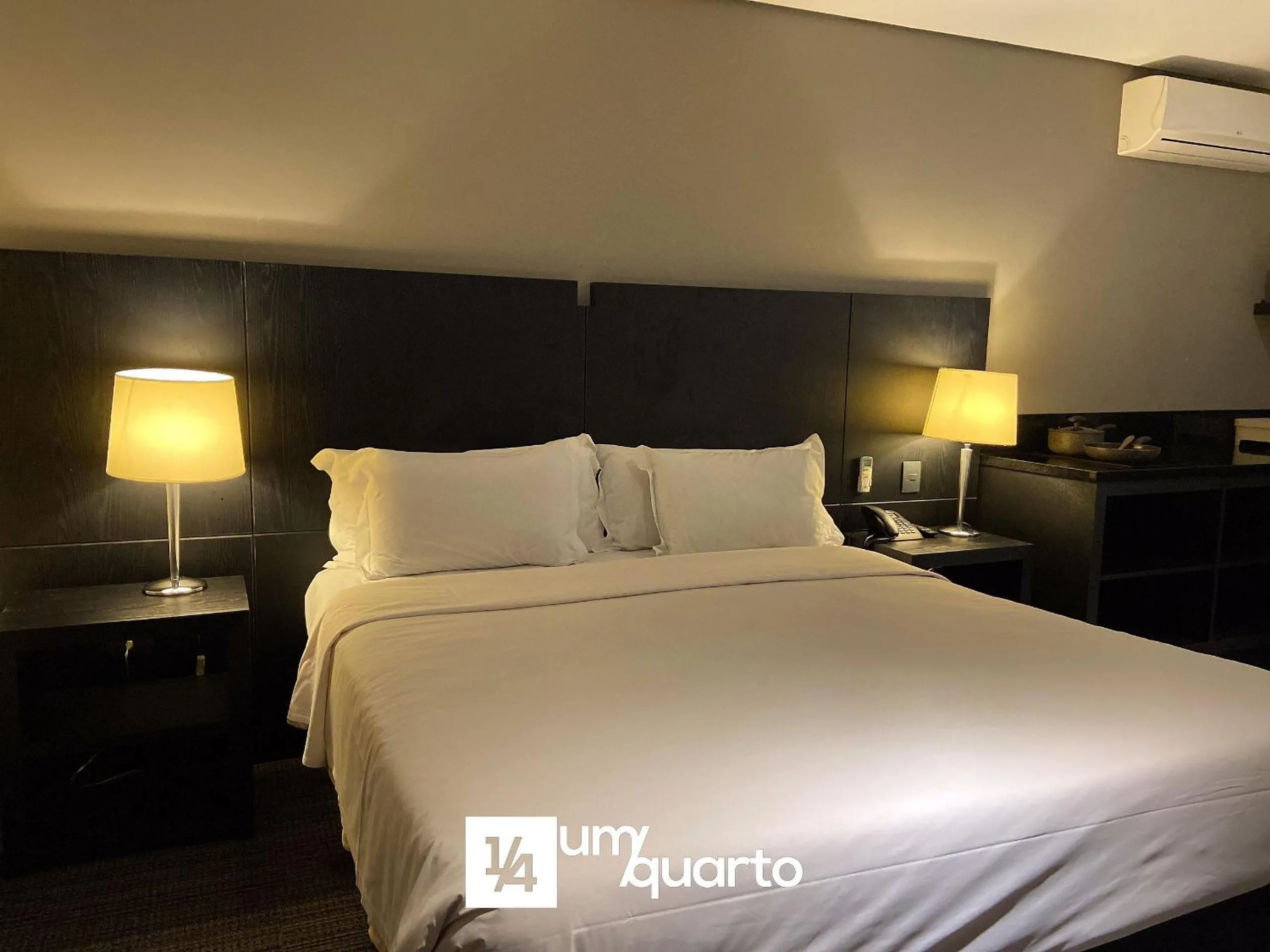 Bedroom, Bed in Manhattan Floor