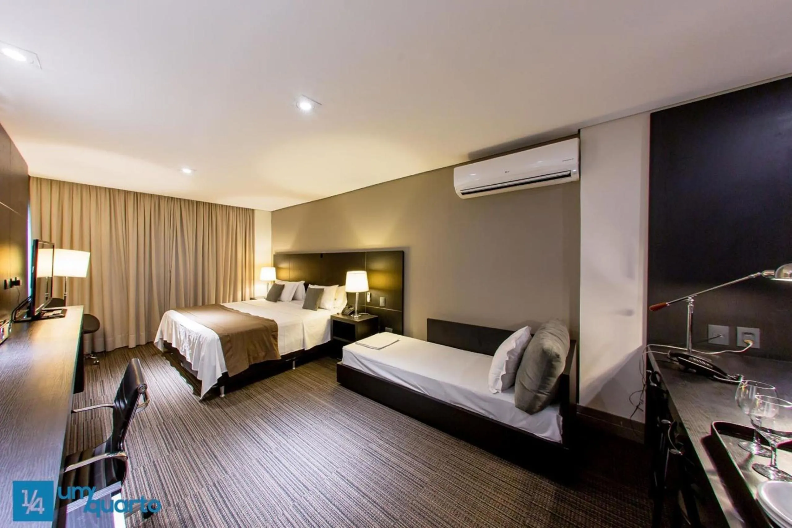 Bedroom, Bed in Manhattan Floor