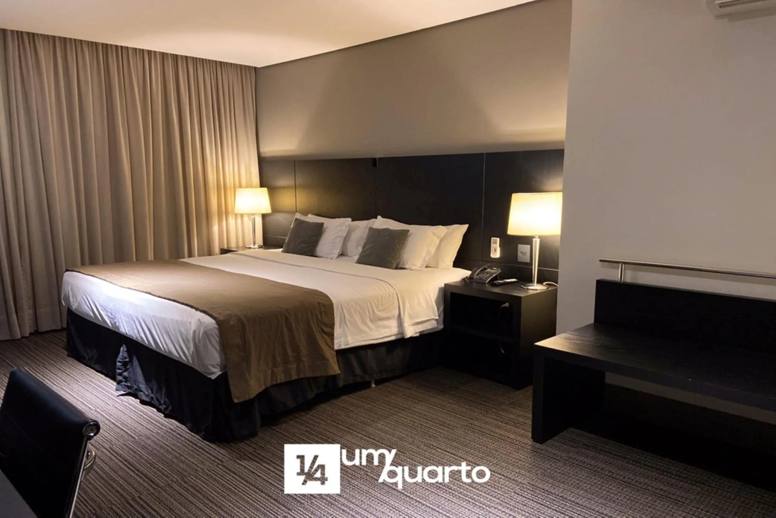 Bedroom, Bed in Manhattan Floor